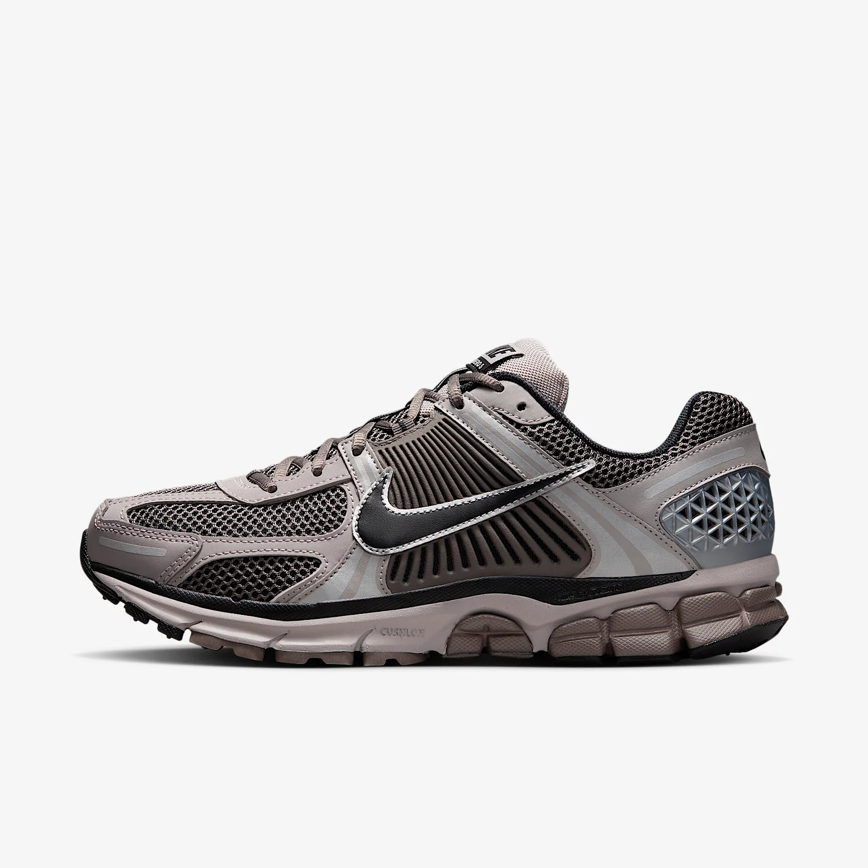 807B7B_Nike-Zoom-Vomero-5_COLLEGE-GREY-CAVE-STONE_FB9149-005_img0
