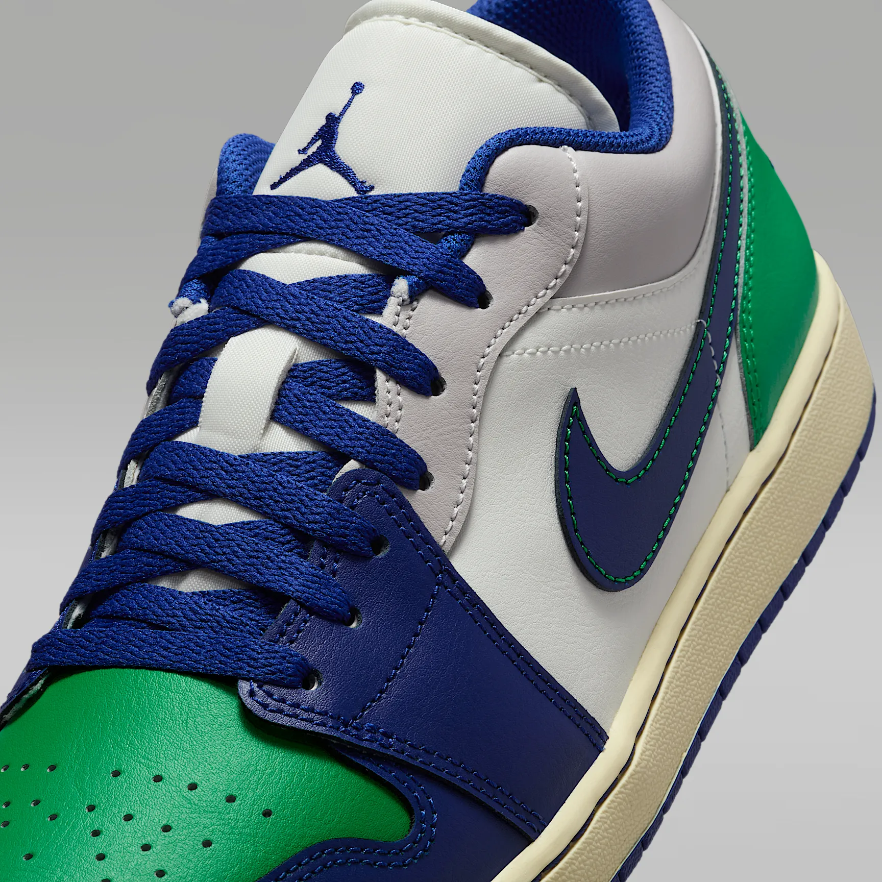 121A3E_Air-Jordan-1-Low_BLUE-PINE-GREEN_553558-147_img6
