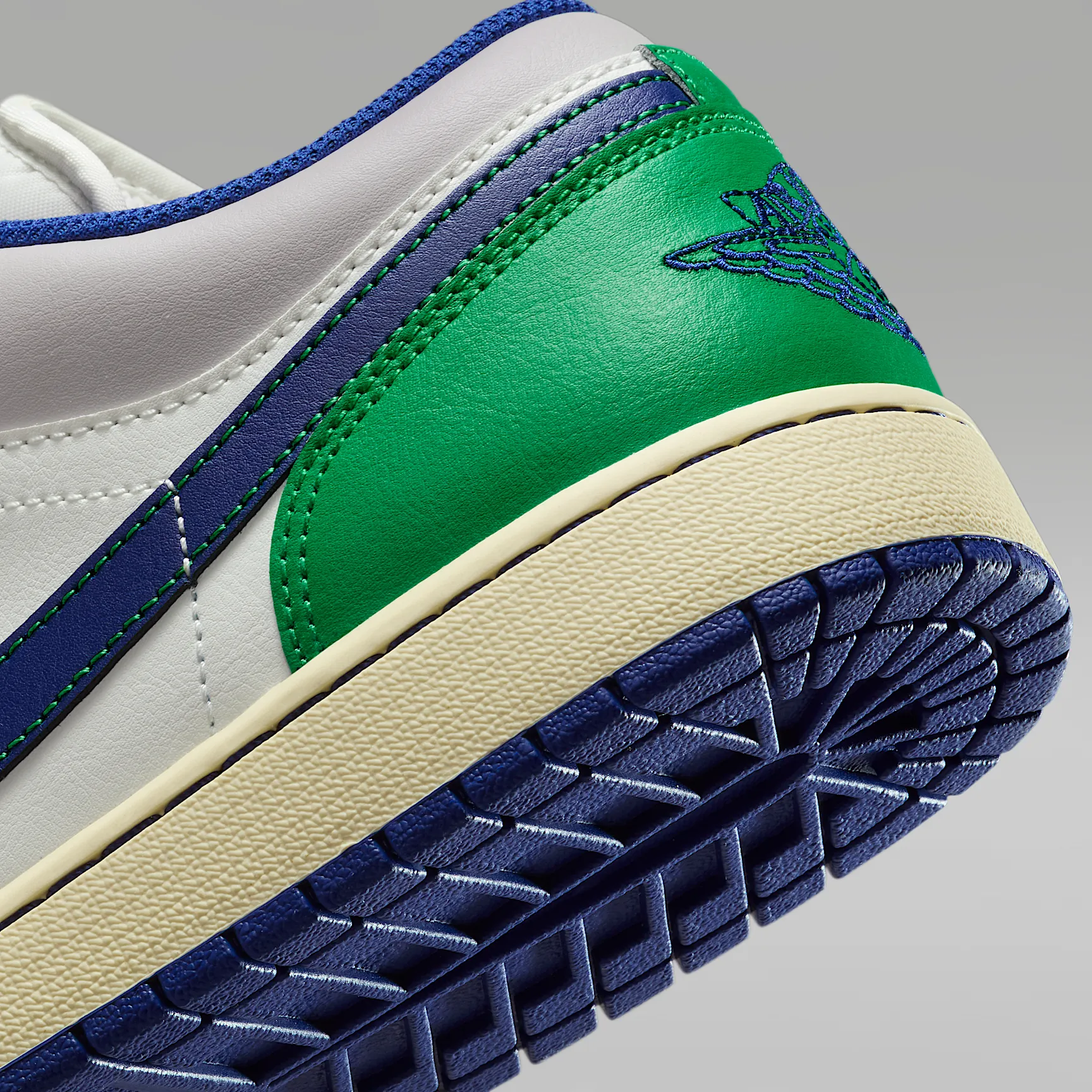 121A3E_Air-Jordan-1-Low_BLUE-PINE-GREEN_553558-147_img7