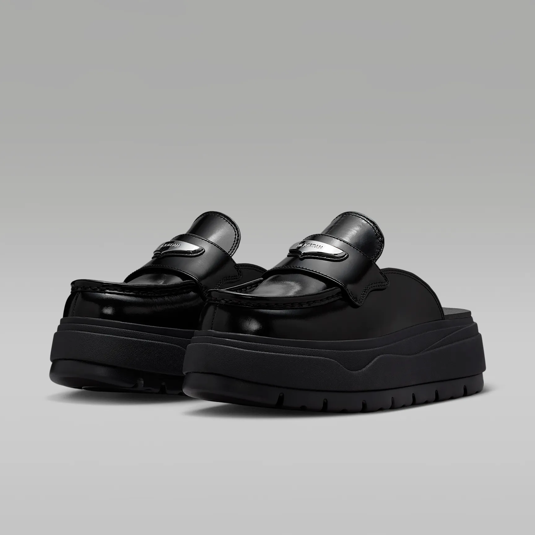 000000_Air-Jordan-Mule-WMNS_BLACK-METALLIC-SILVER_HJ4292-001_img4