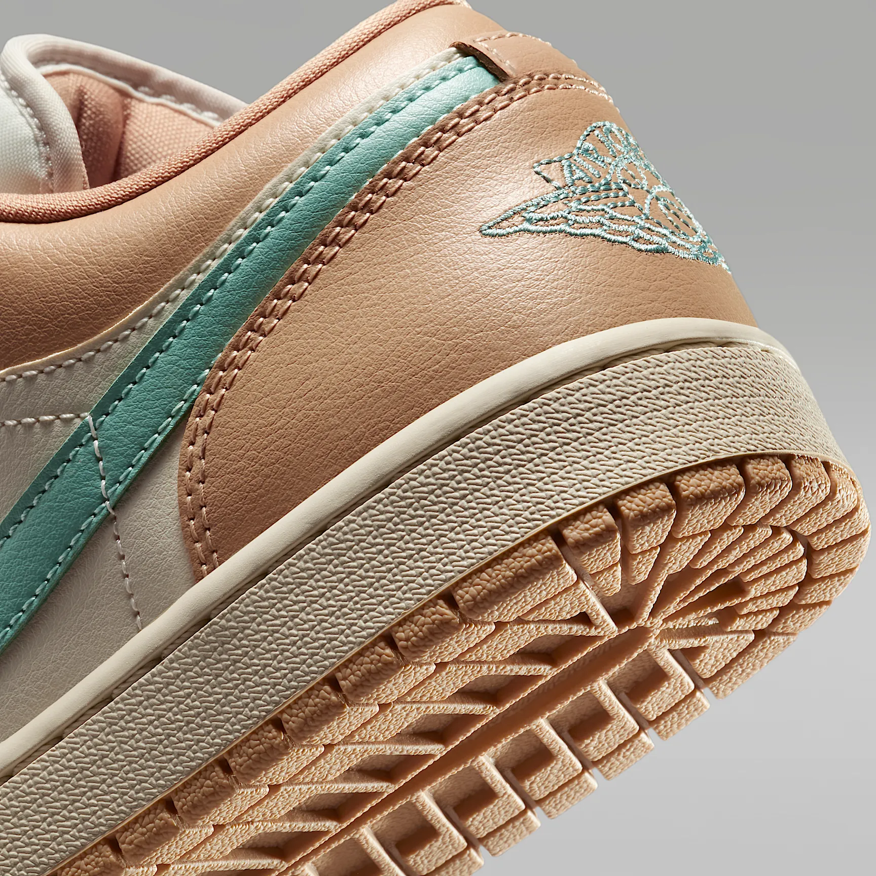 A87D61_Air-Jordan-1-Low-WMNS_HEMP_DC0774-130_img7