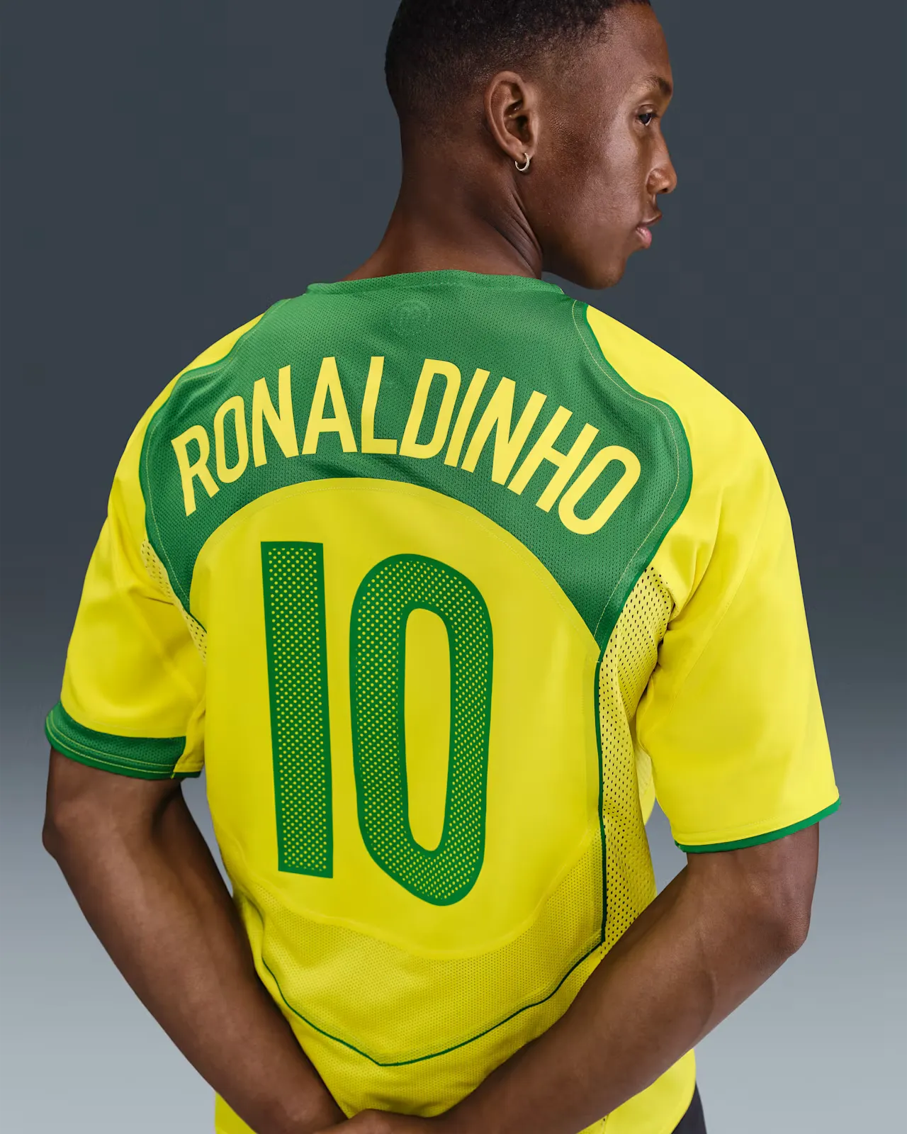 D8CE11_Nike-Brazil-Total-90-Reissue-Short-Sleeve-Jersey_RONALDINHO_IF2941-731_img1
