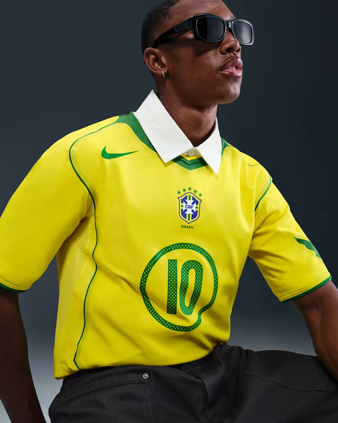 D8CE11_Nike-Brazil-Total-90-Reissue-Short-Sleeve-Jersey_RONALDINHO_IF2941-731_img2