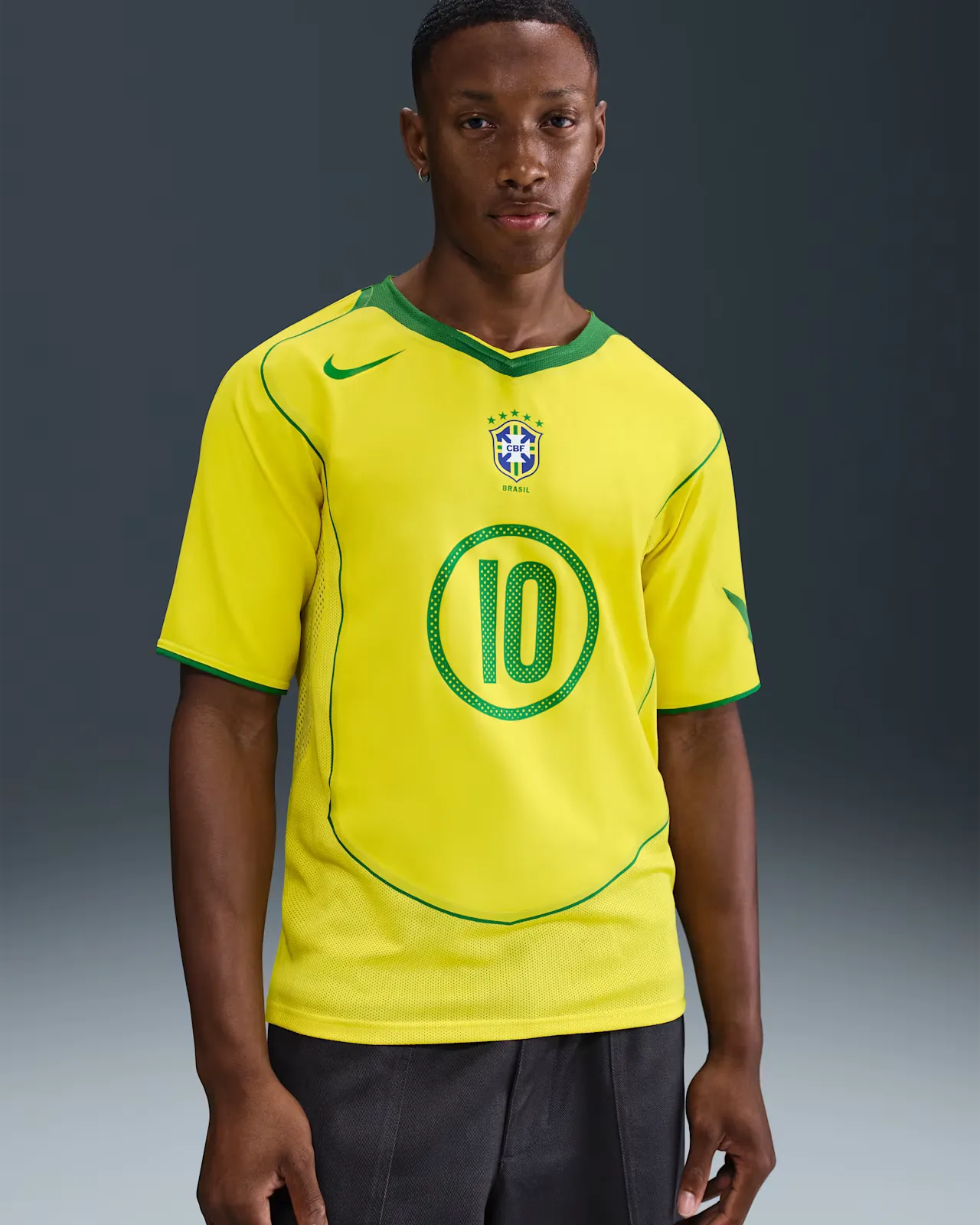 D8CE11_Nike-Brazil-Total-90-Reissue-Short-Sleeve-Jersey_RONALDINHO_IF2941-731_img0