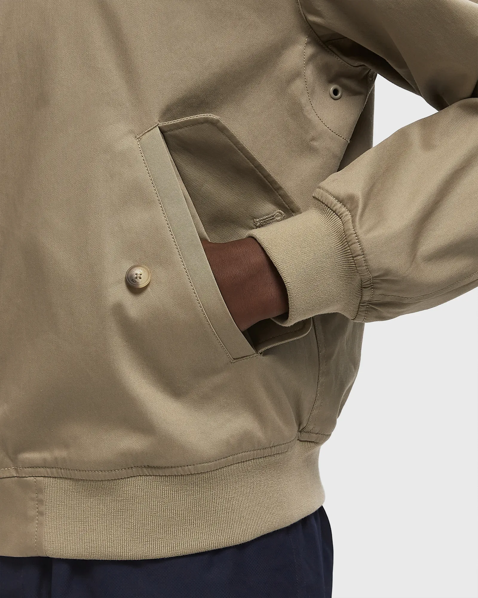 B7A78D_BSTN-x-Lacoste-Blouson_10TH-ANNIVERSARY_BH7186-CB8-BSTN_img5