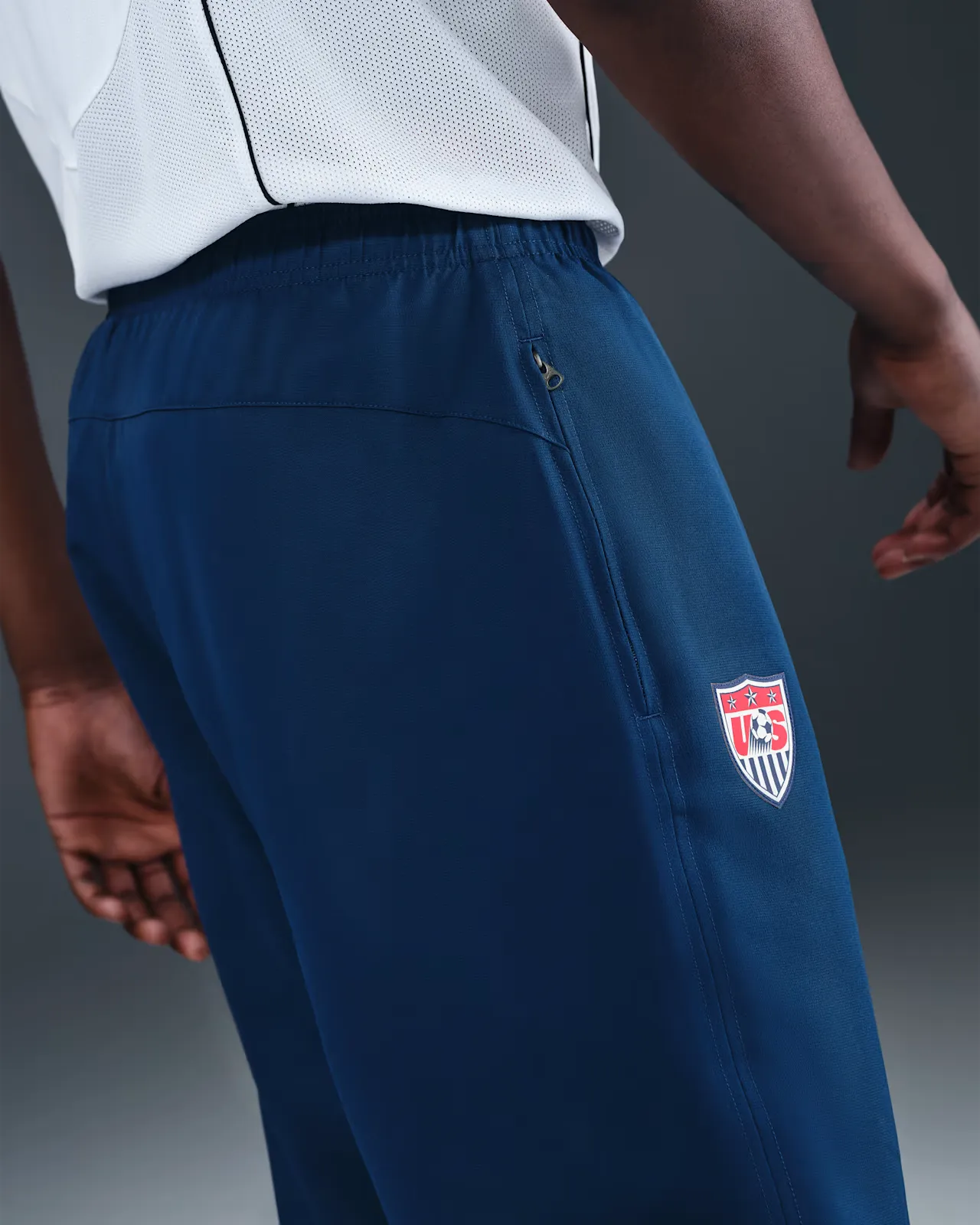 132E56_Nike-Brazil-Total-90-Reissue-Soccer-Track-Pants_BLUE-RED-WHITE_HV4434-486_img2