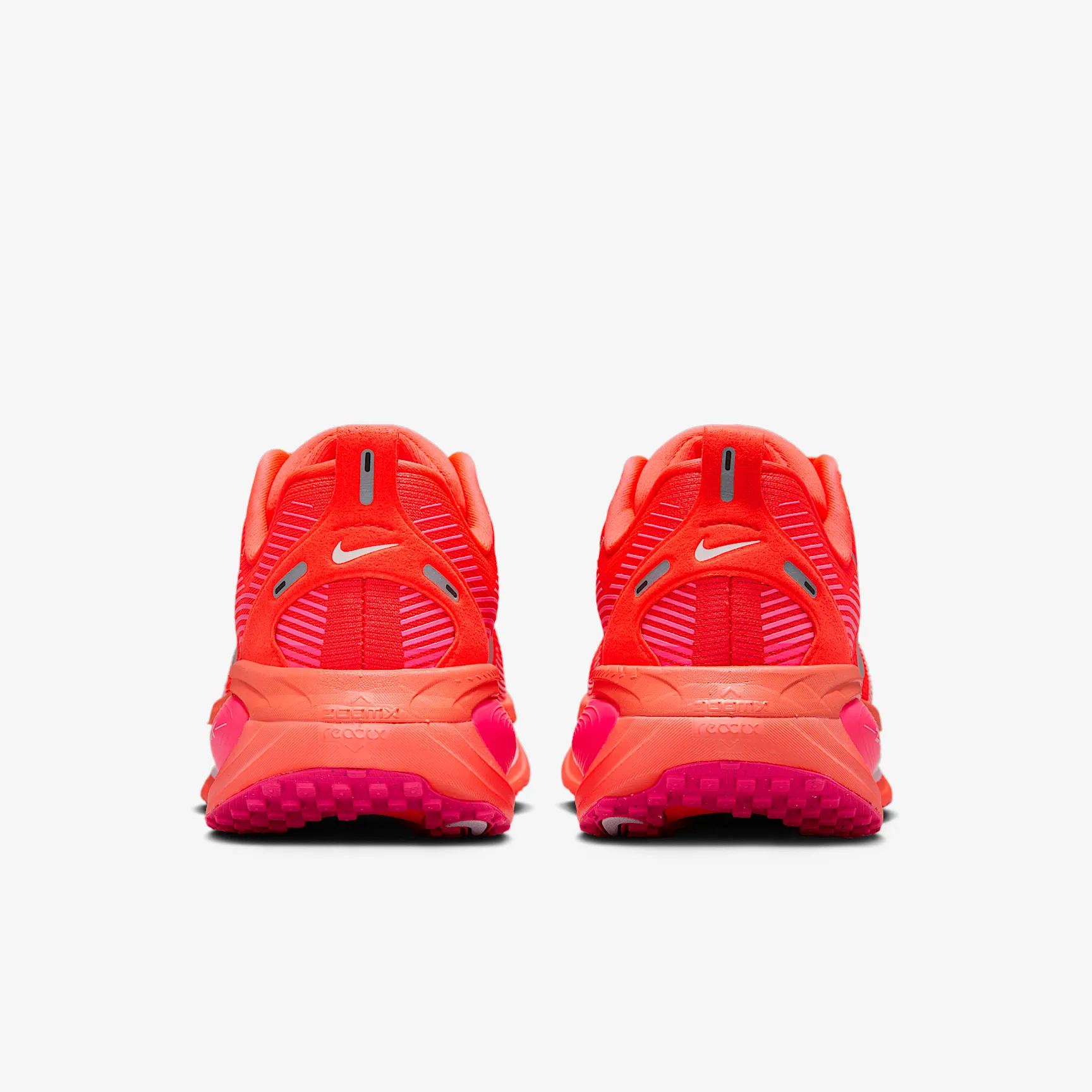 FC3264_Nike-Vomero-18-WMNS_BRIGHT-CRIMSON-HYPER-PINK_HM6804-603_img5