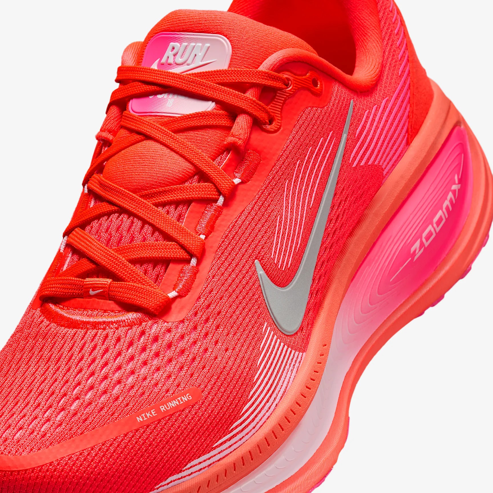 FC3264_Nike-Vomero-18-WMNS_BRIGHT-CRIMSON-HYPER-PINK_HM6804-603_img6
