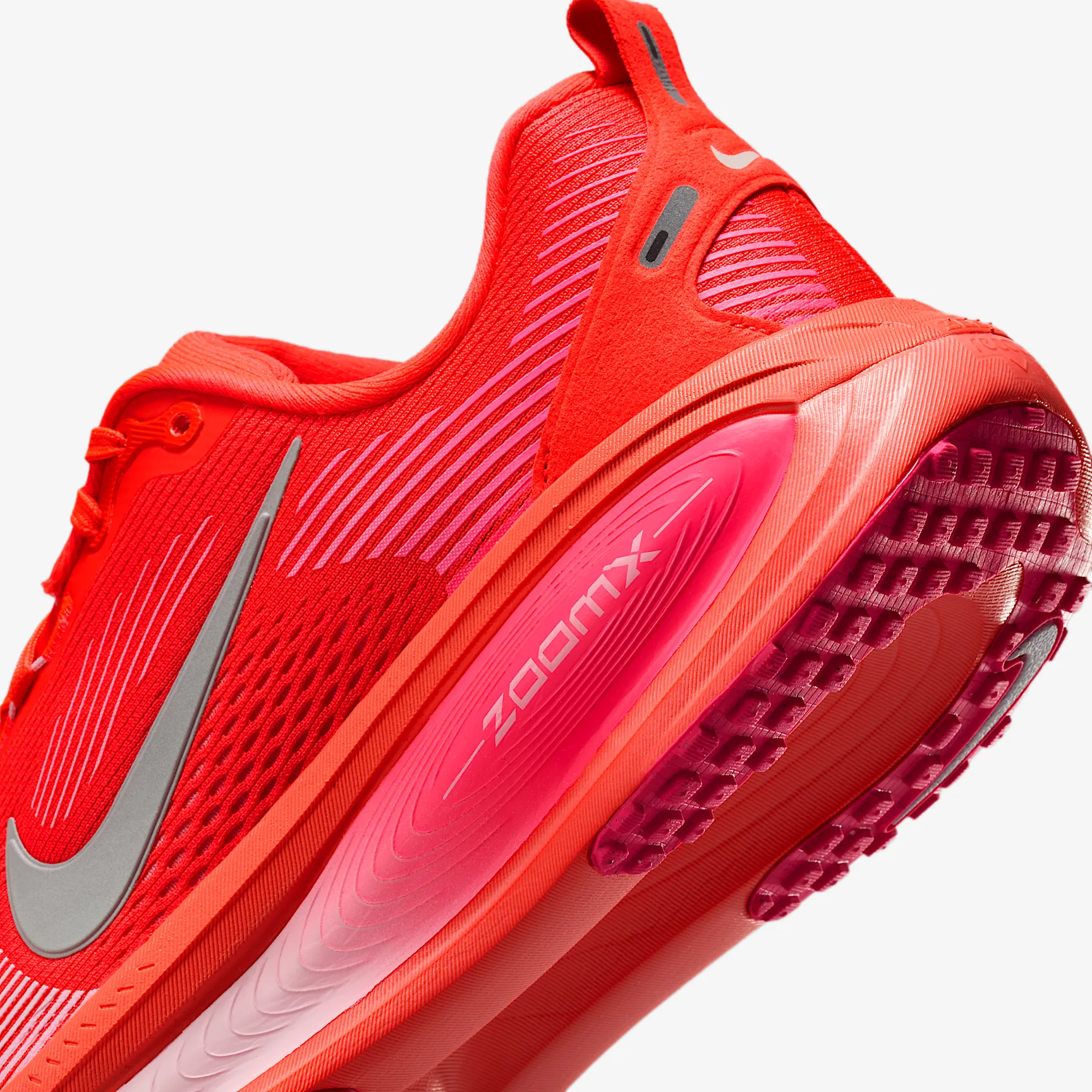 FC3264_Nike-Vomero-18-WMNS_BRIGHT-CRIMSON-HYPER-PINK_HM6804-603_img7