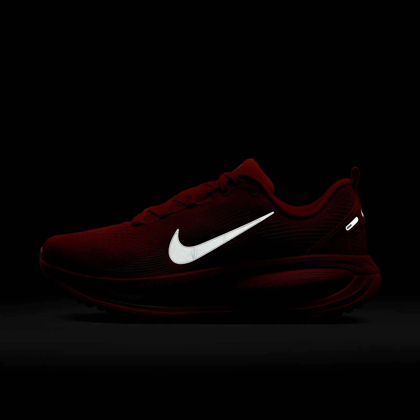 FC3264_Nike-Vomero-18-WMNS_BRIGHT-CRIMSON-HYPER-PINK_HM6804-603_img9