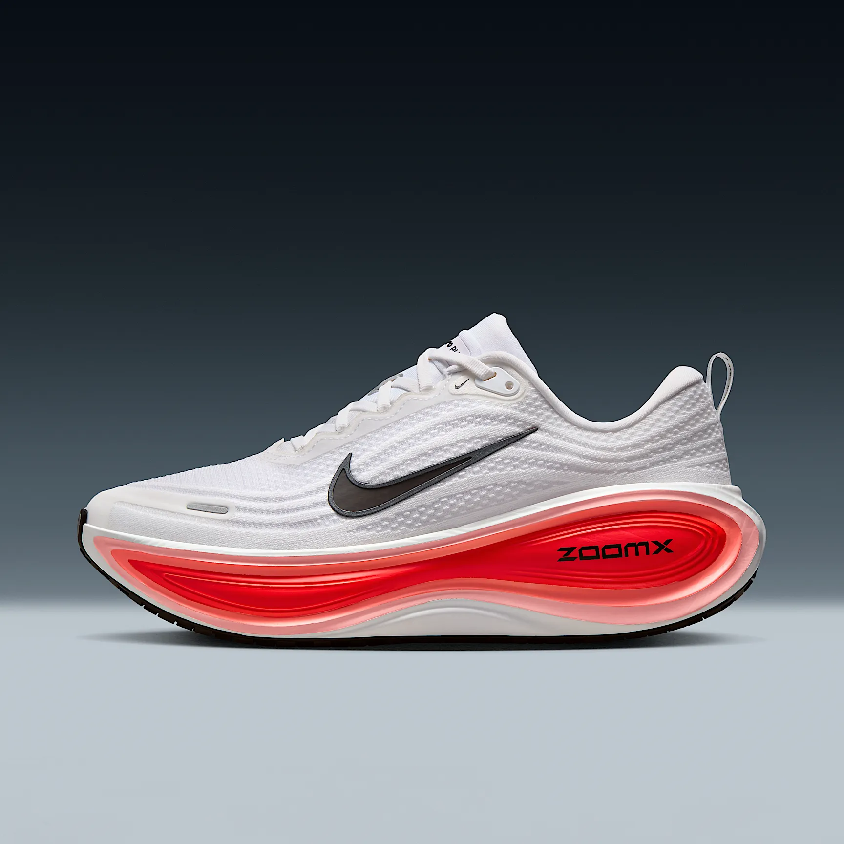 F47D72_Nike-Vomero-Plus_WHITE-BRIGHT-CRIMSON_HV8150-100_img0
