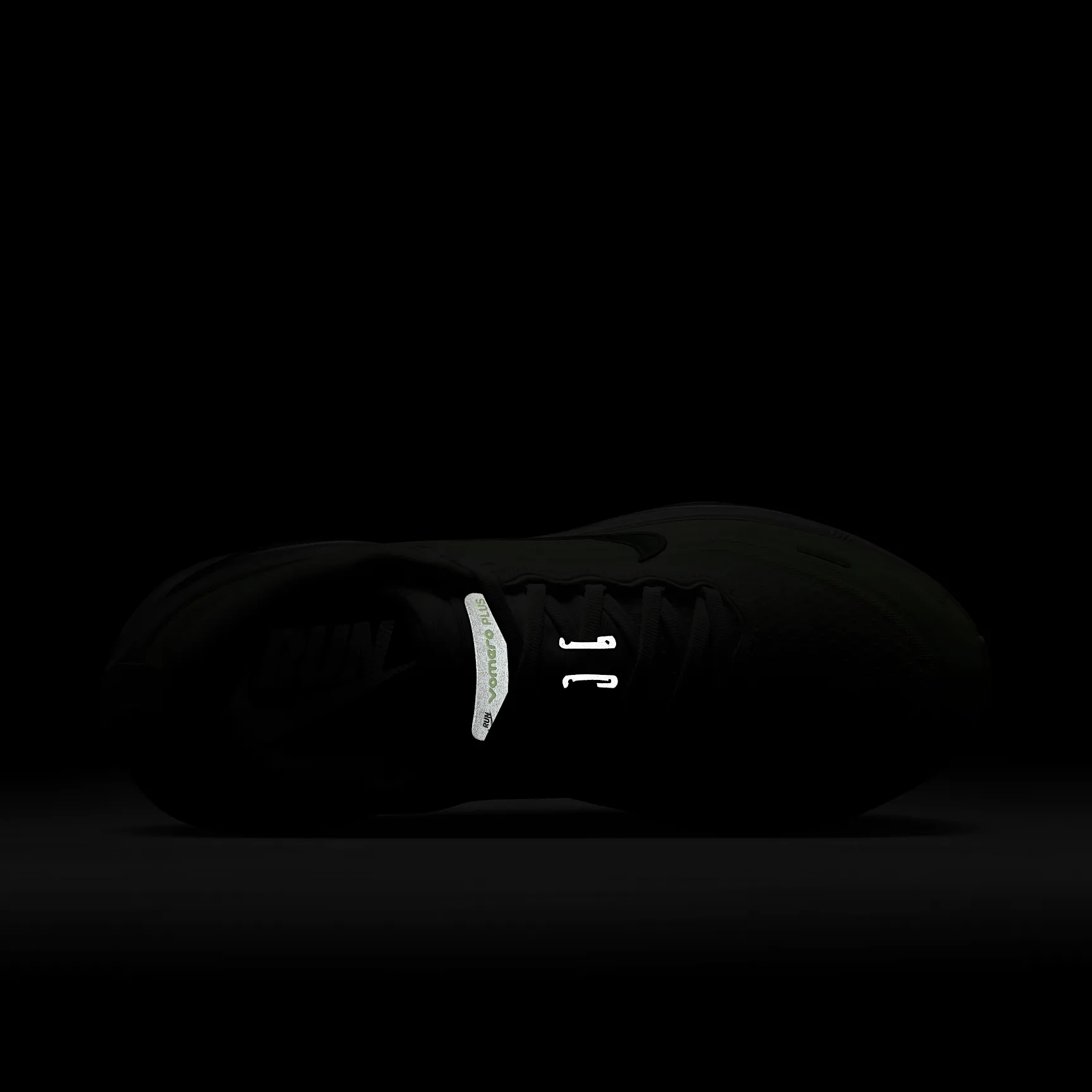 CAE39D_Nike-Vomero-Plus-WMNS_BARELY-VOLT_HV8154-103_img8