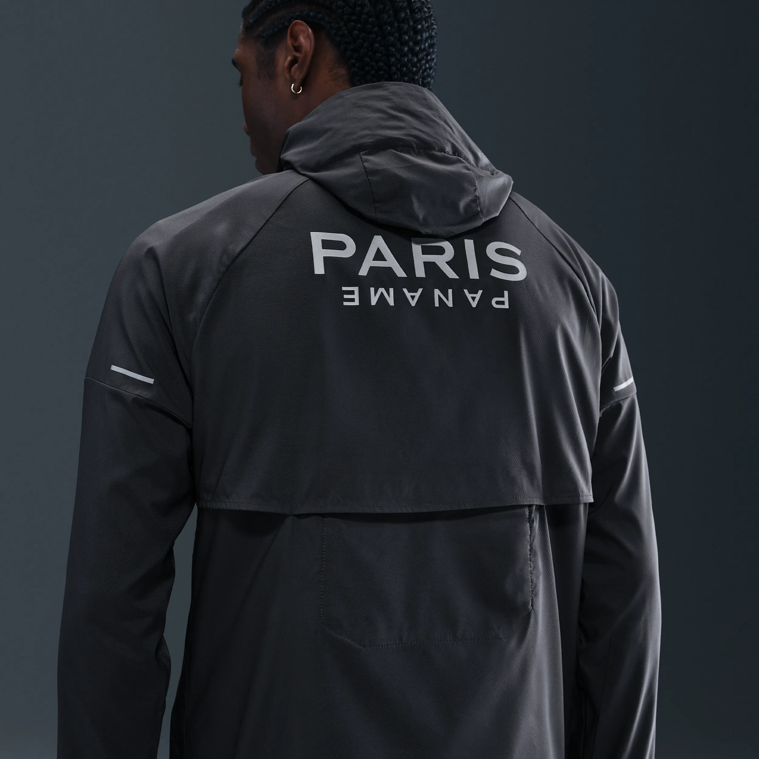 171a1f_PSG-x-Nike-Impossibly-Light-Windrunner-Jacket_ANTHRACITE-PARTICLE-GREY_HQ4983-060_img2
