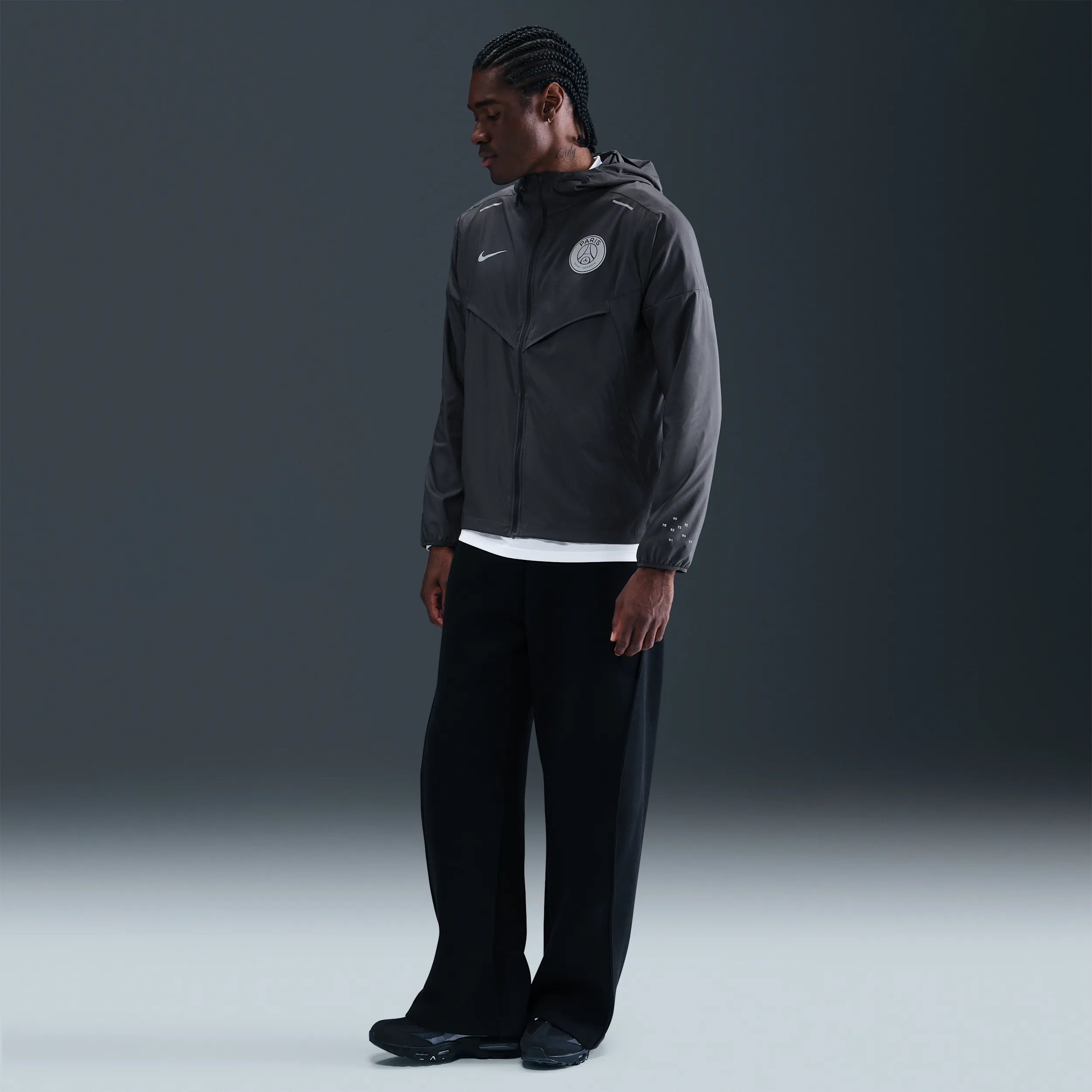 171a1f_PSG-x-Nike-Impossibly-Light-Windrunner-Jacket_ANTHRACITE-PARTICLE-GREY_HQ4983-060_img4