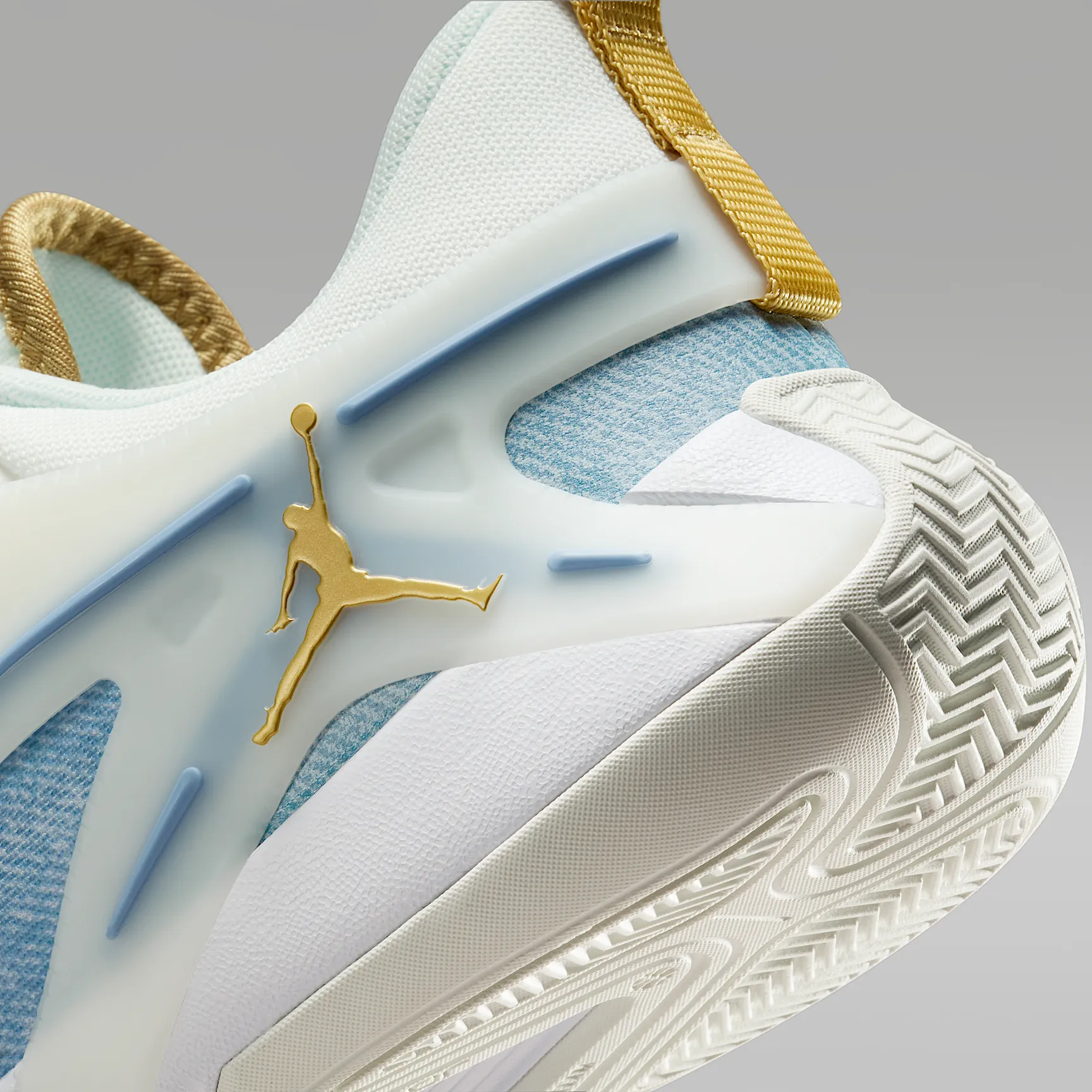 547B99_Jordan-Heir-Series-WMNS_DENIM-GOLD_FZ2471-104_img7