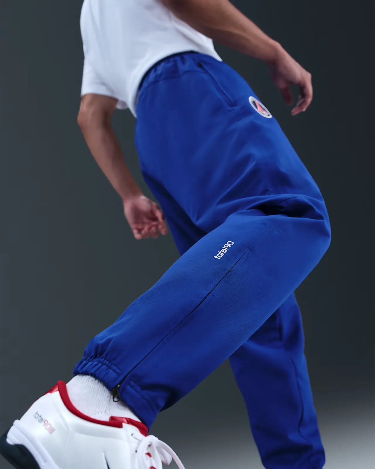 121C5F_PSG-x-Nike-Total-90-Reissue-Track-Pants_HOME-2004_IH7642-417_img2