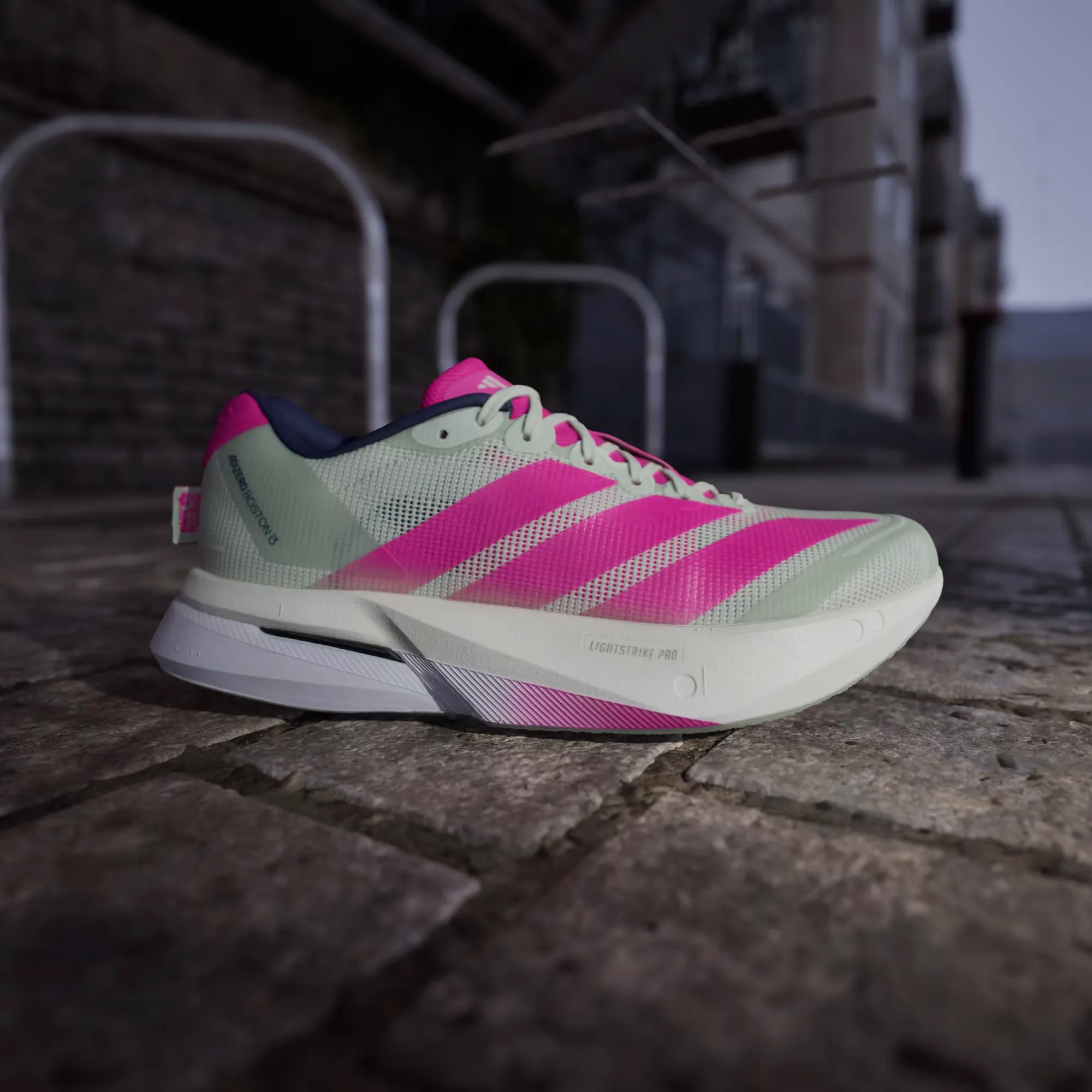E94FA3_adidas-Adizero-Boston-13-WMNS_LINEN-GREEN-SHOCK-PINK_JR4998_img1