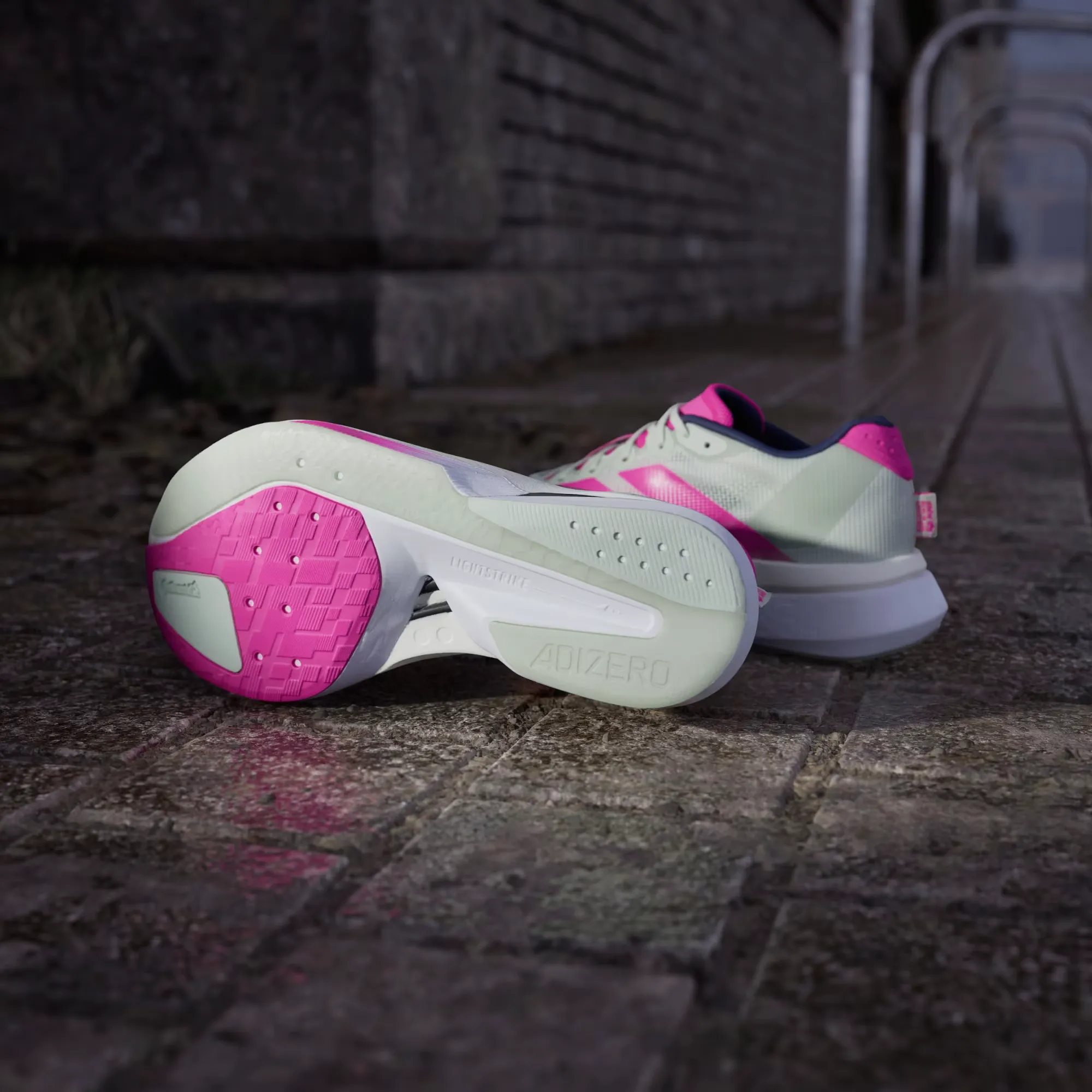 E94FA3_adidas-Adizero-Boston-13-WMNS_LINEN-GREEN-SHOCK-PINK_JR4998_img2