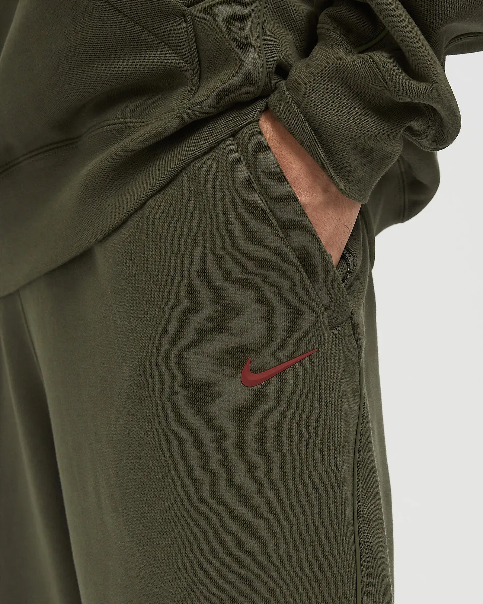 524E3B_NOCTA-x-Nike-NRG-Fleece-Pants_CARGO-KAHKI_FZ4675-325_img3