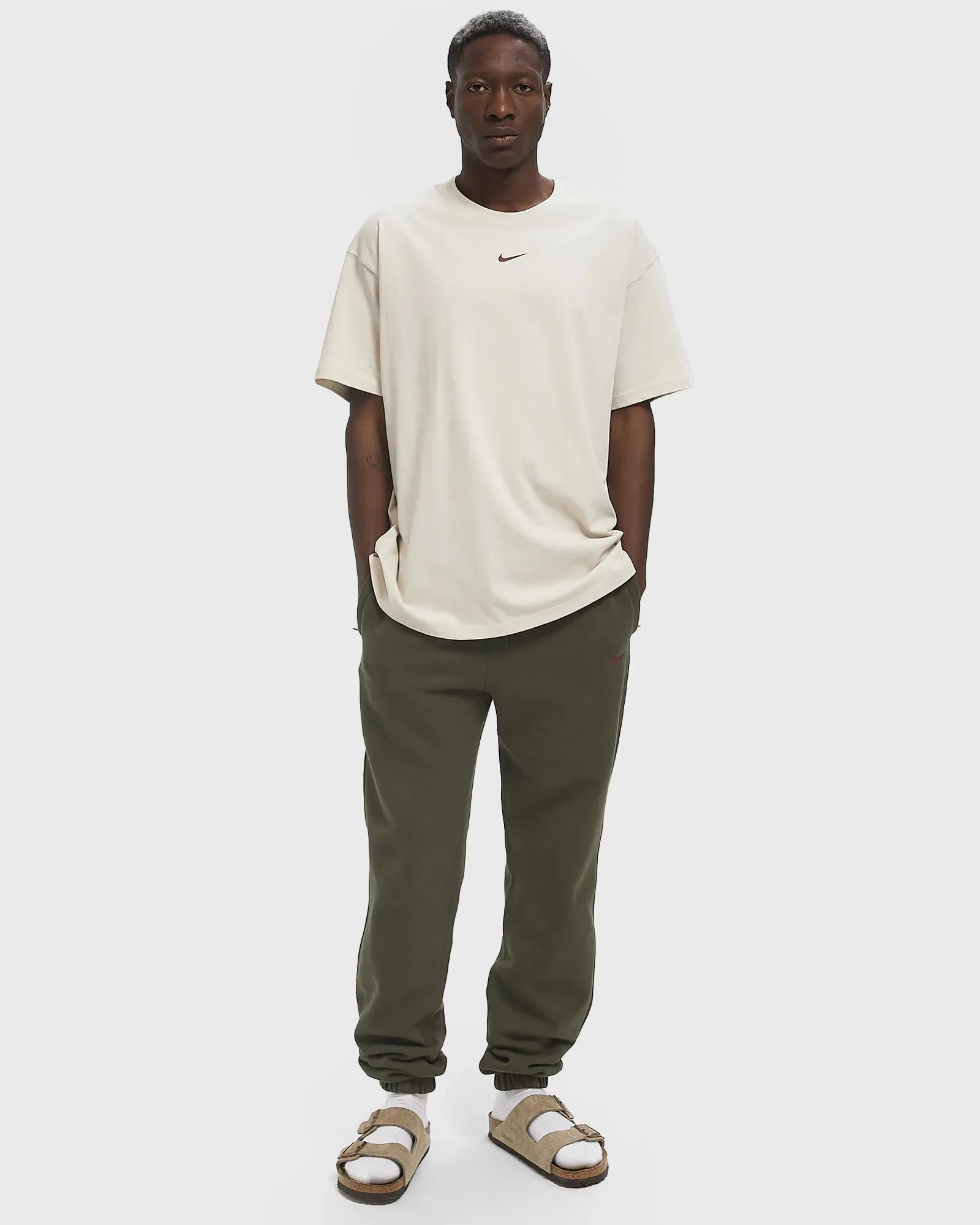 494735_Nocta-x-Nike-SweatPant_CARGO-KHAKI_HM5764-325_img1