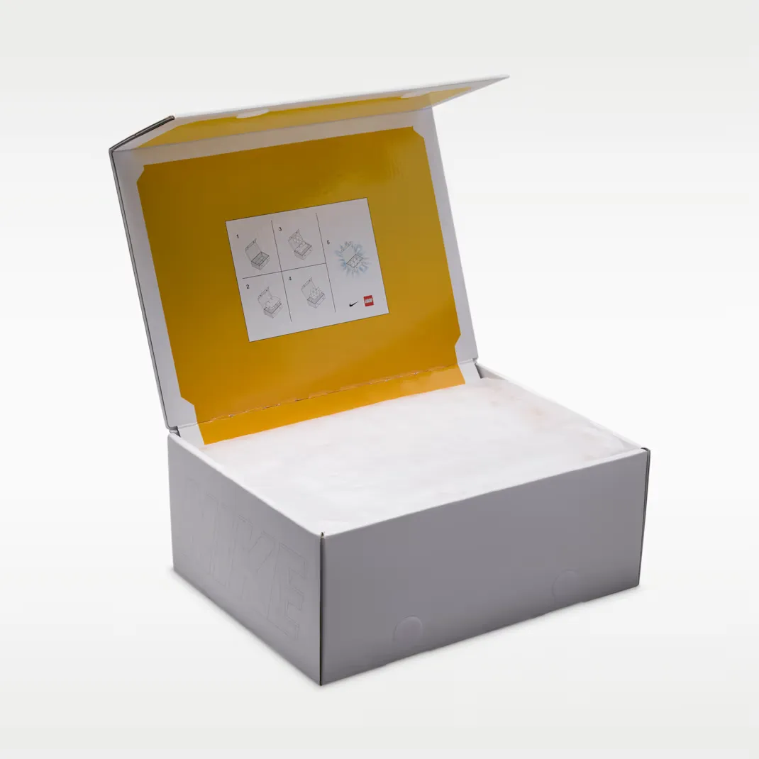 Lego-x-Nike-Air-Max-95-GS_BLACK-NEON_IO4801-002_img10