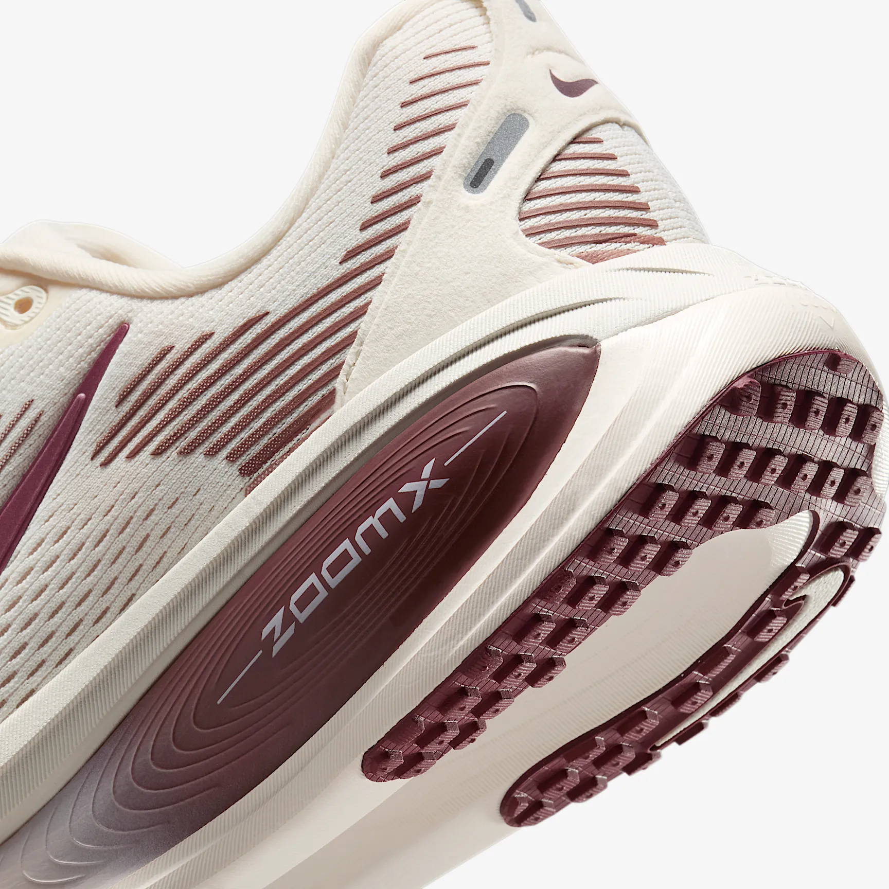 3A1A19_Nike-Vomero-18-WMNS_PALE-IVORY-RED-SEPIA_HM6804-108_img7