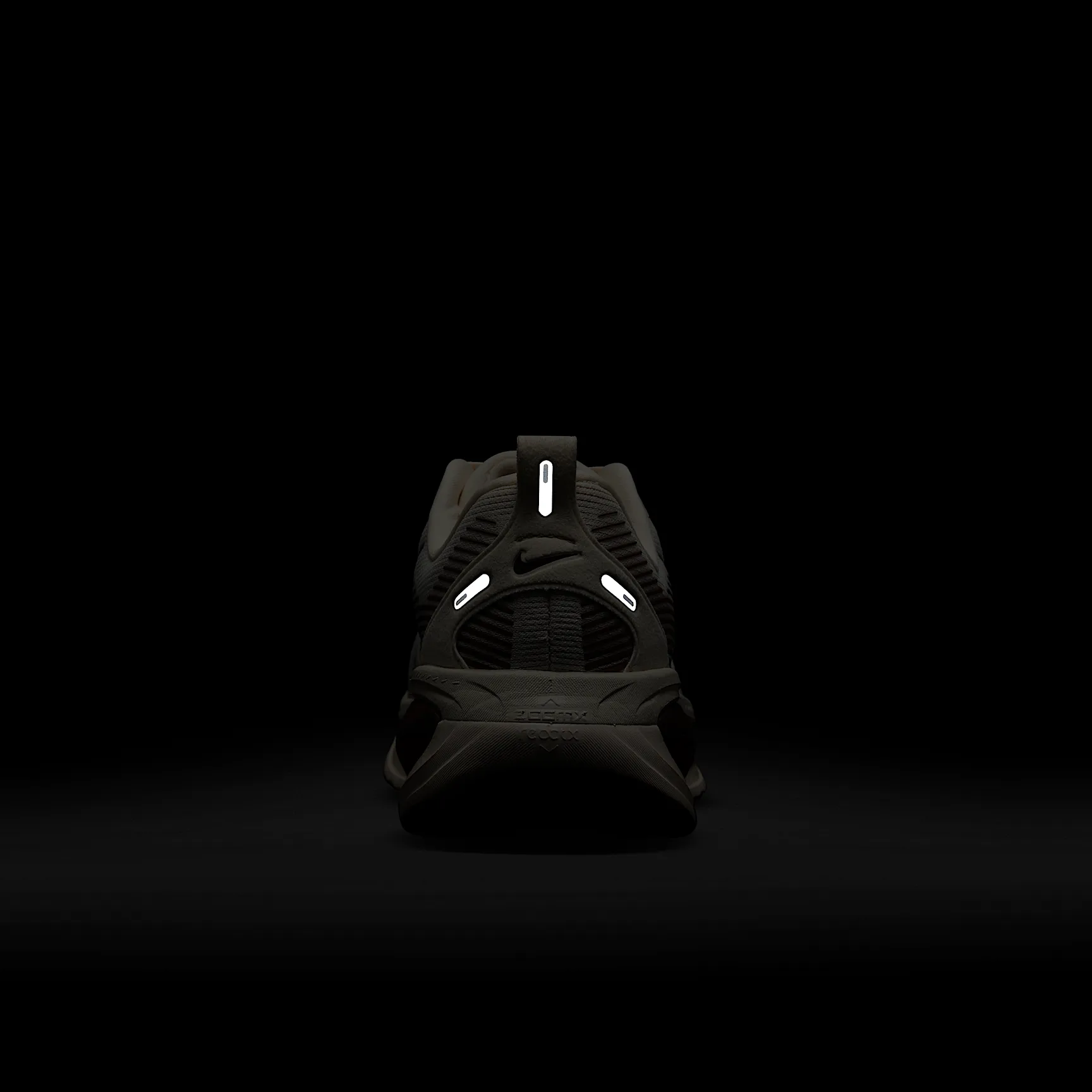 3A1A19_Nike-Vomero-18-WMNS_PALE-IVORY-RED-SEPIA_HM6804-108_img8