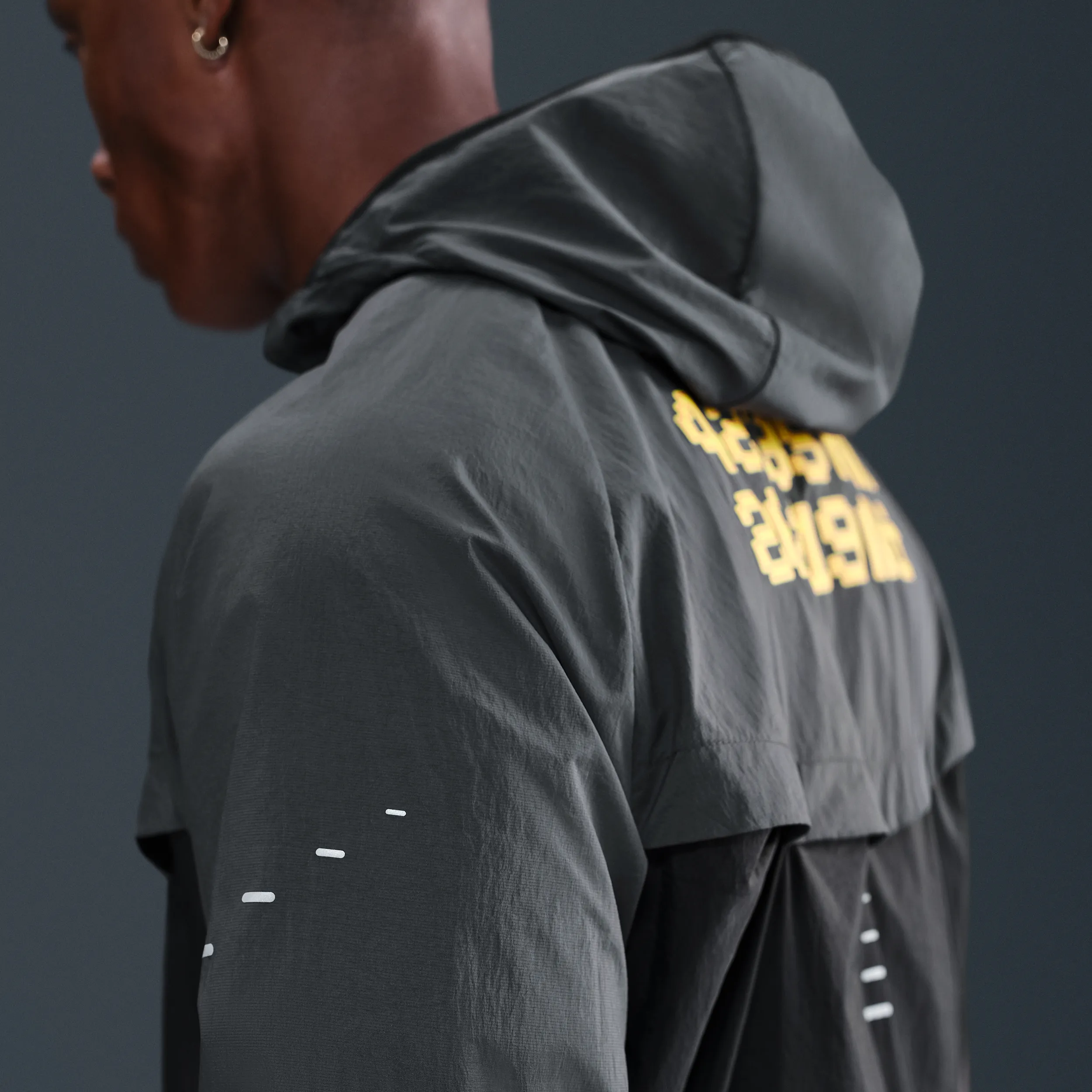 35373b_Nike-Stride-Berlin-Marathon-Hooded-Jacket_ANTHRACITE-BLACK_IH4068-010_img2