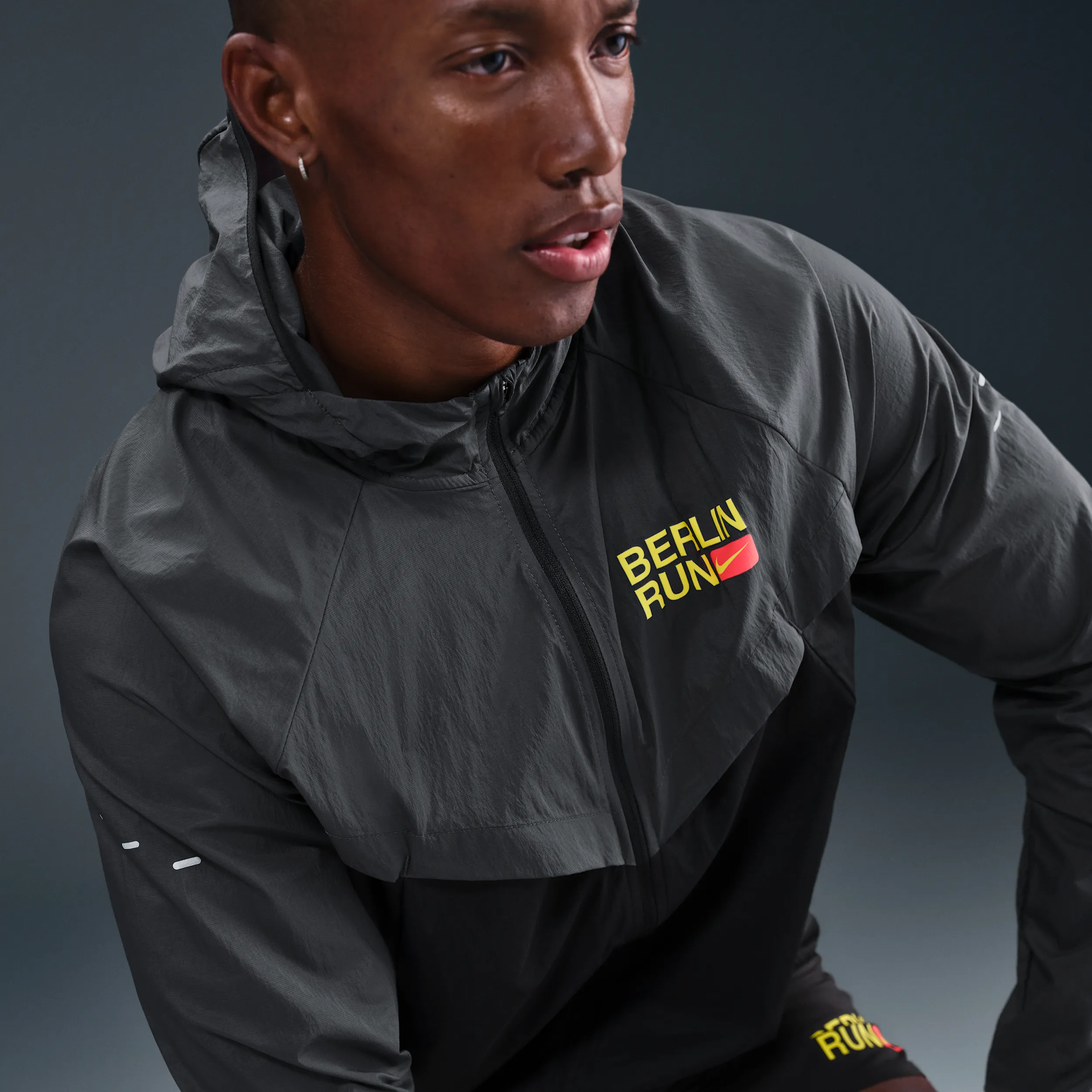 35373b_Nike-Stride-Berlin-Marathon-Hooded-Jacket_ANTHRACITE-BLACK_IH4068-010_img3