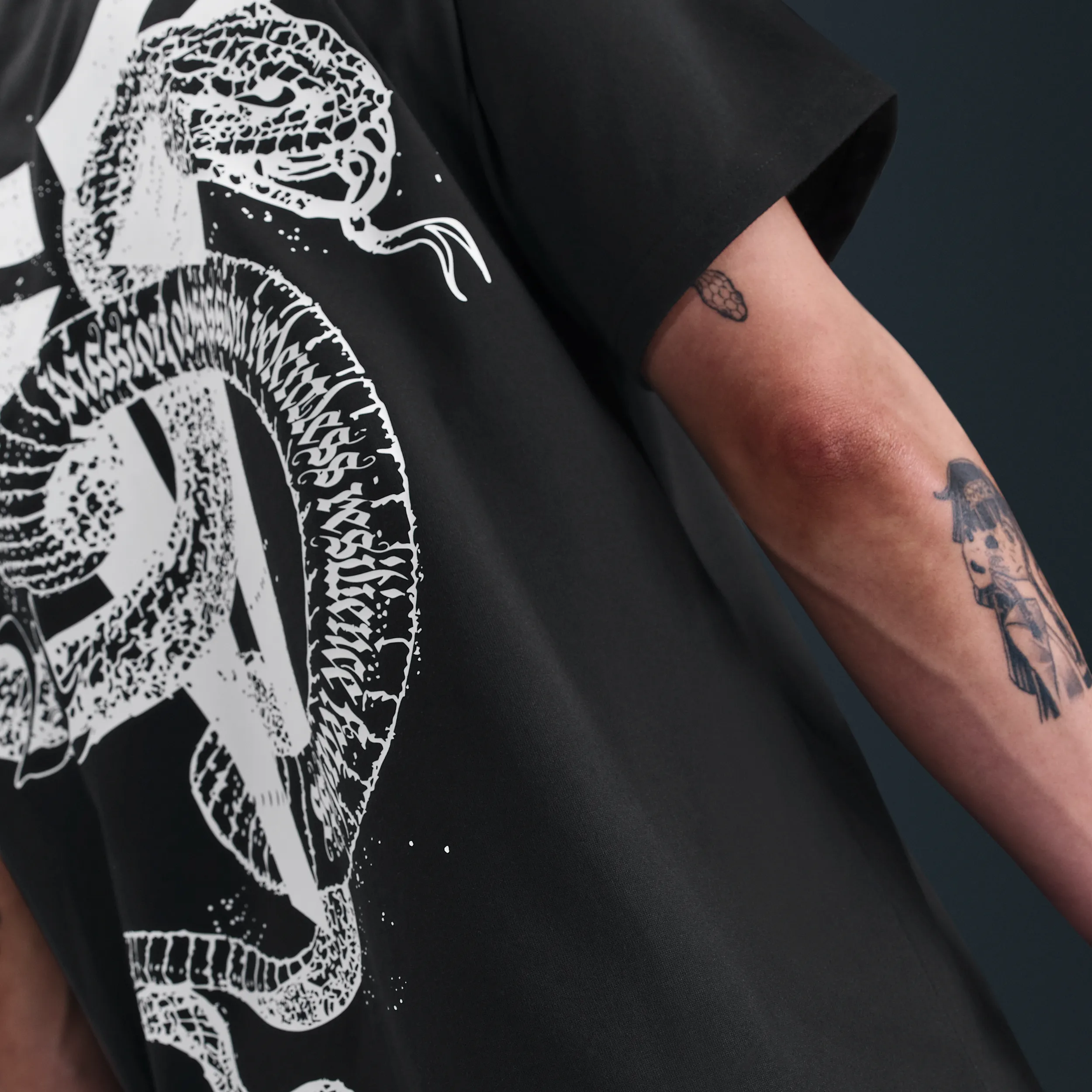 1F1F1F_Nike-Kobe-Dri-Fit-Basketball-T-Shirt_BLACK_IM0371-010_img2