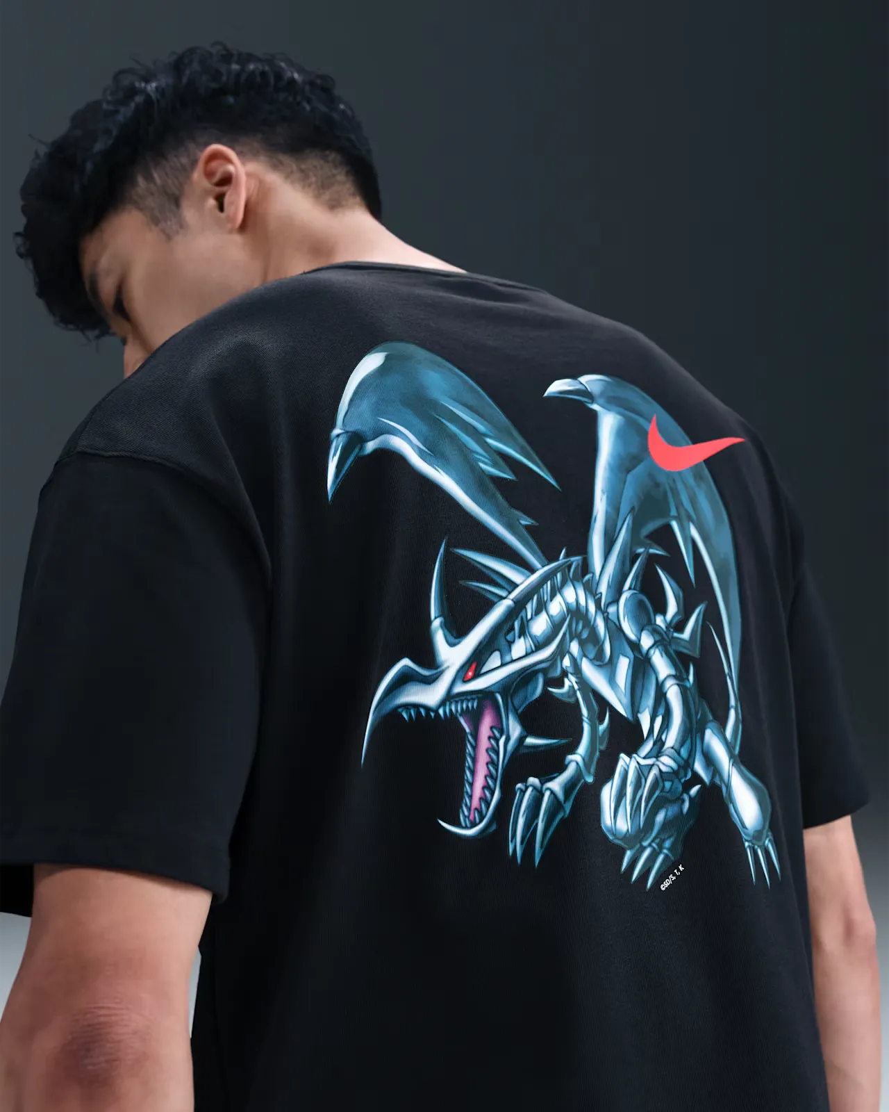 000000_Yu-Gi-Oh!-x-Nike-Solo-Swoosh-Tee_BLACK_IO7985-010_img1