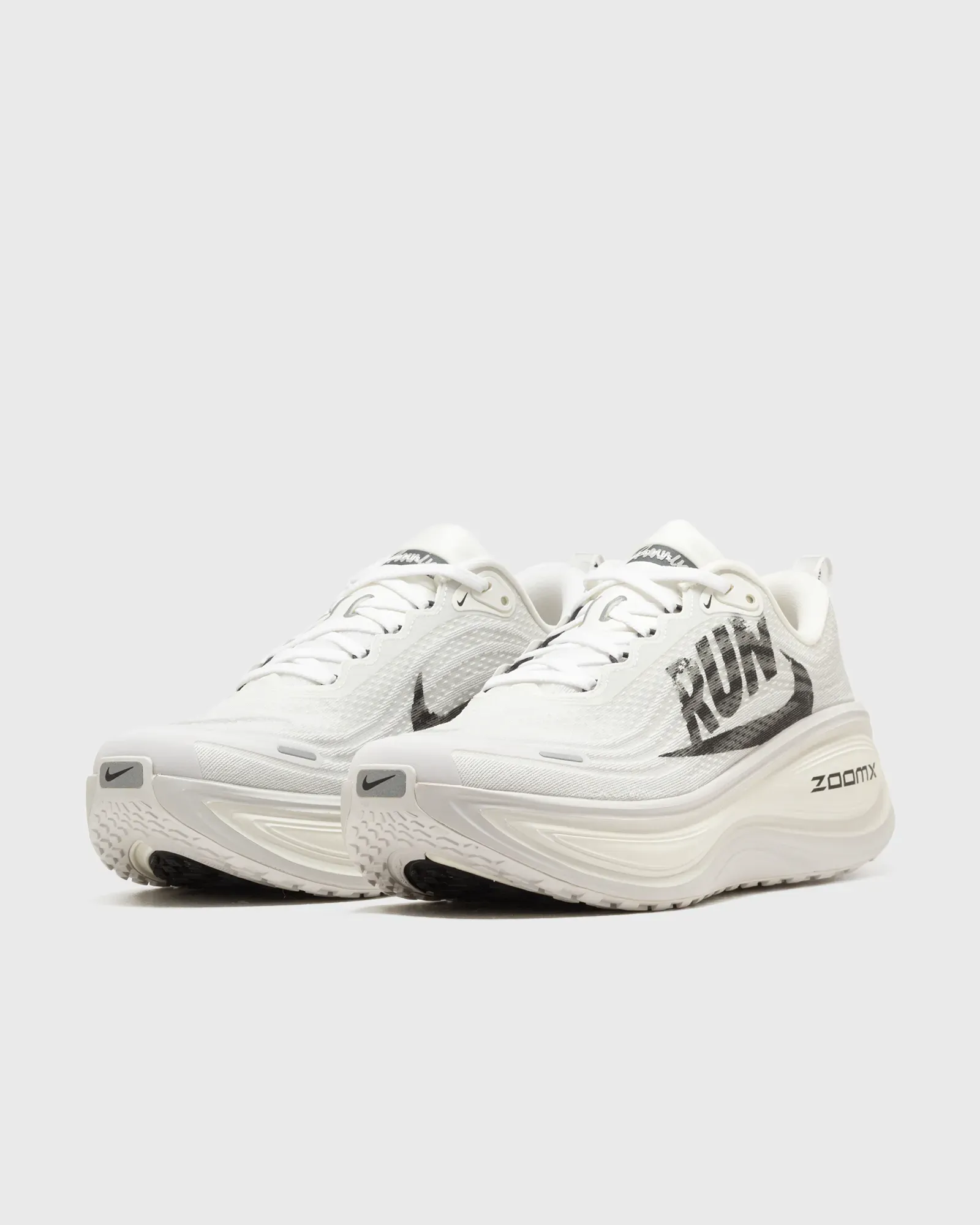 000000_Nike-Zoom-Vomero-Plus_REVERSE-SWOOSH_IH2268-100_img1