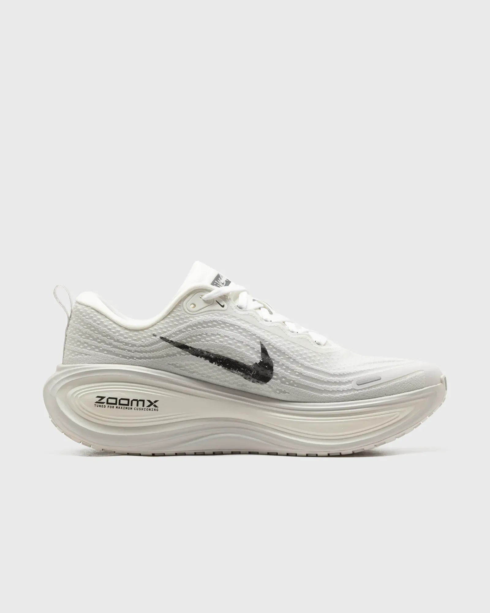 000000_Nike-Zoom-Vomero-Plus_REVERSE-SWOOSH_IH2268-100_img2