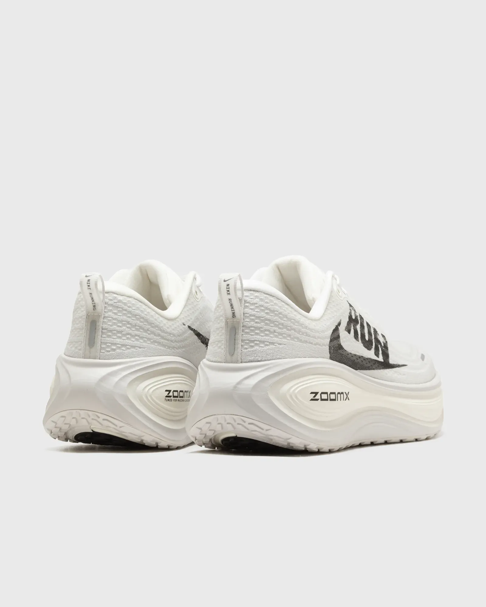 000000_Nike-Zoom-Vomero-Plus_REVERSE-SWOOSH_IH2268-100_img3