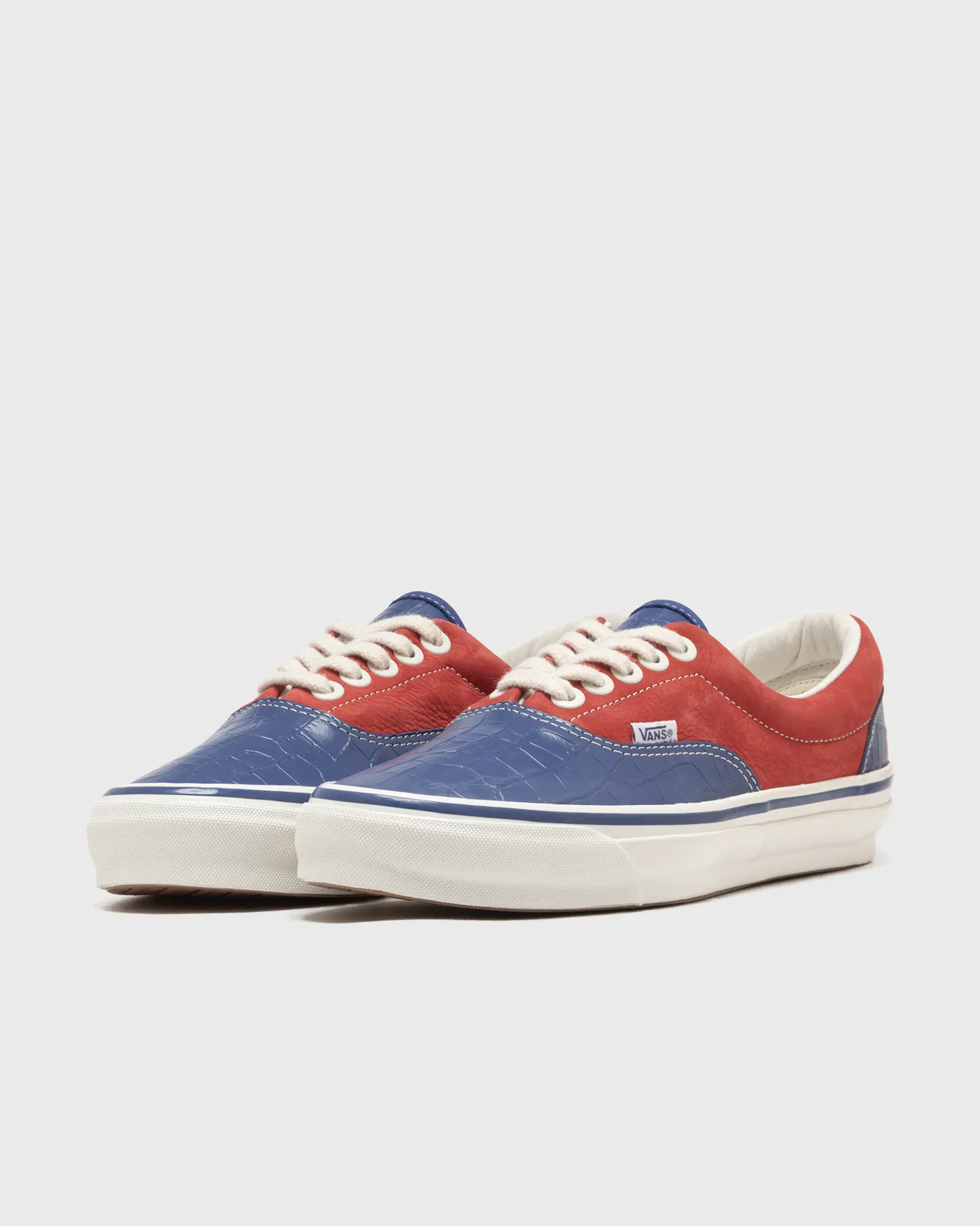B94846_Vans-OTW-Era-95-Vibram_NAVY-RED-PATENT_VN000E8YGHP1_img1