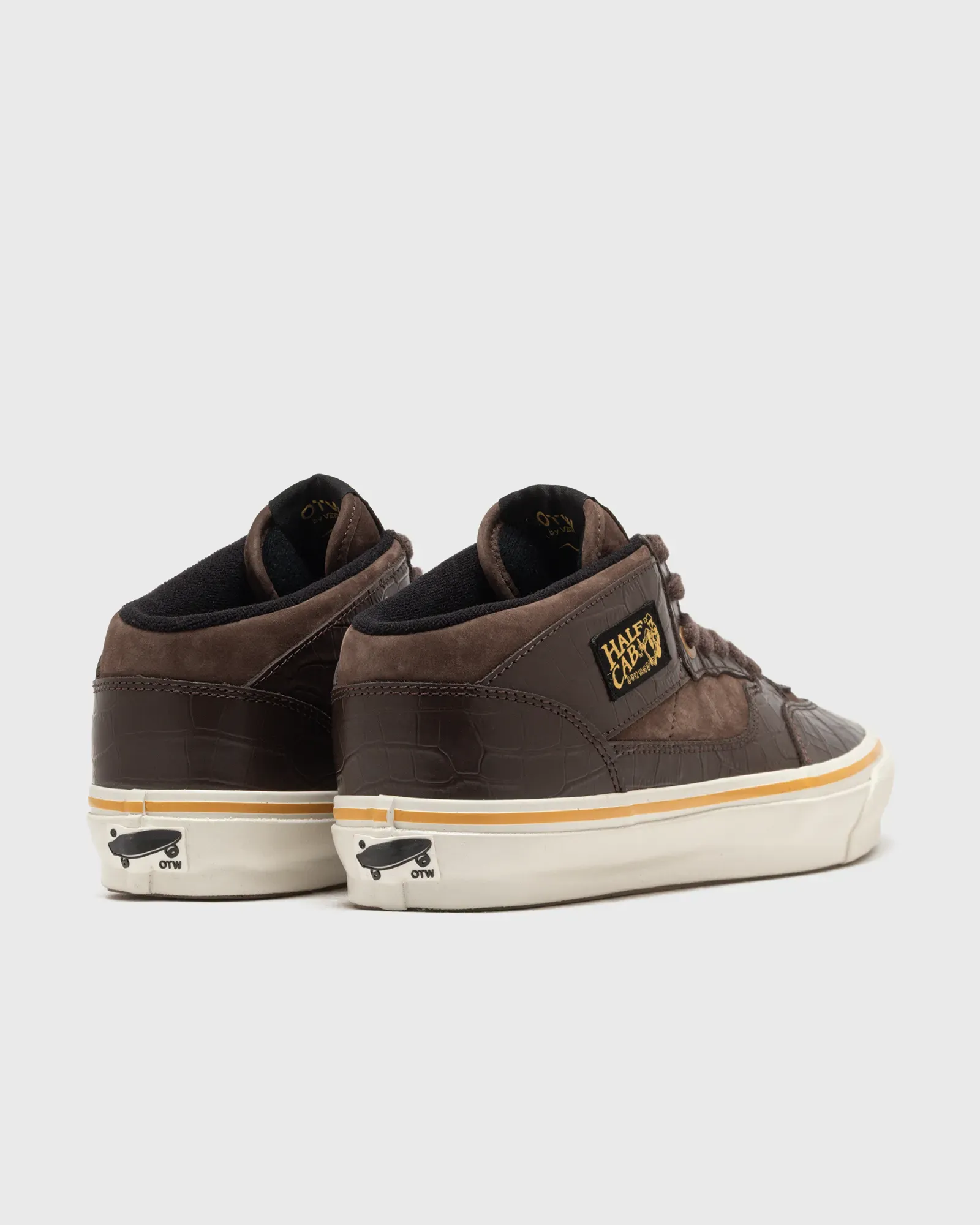 4D382F_Vans-OTW-Half-Cab-33-Vibram_DEMITASSE-BROWN-PATENT_VN000E93GHR1_img3