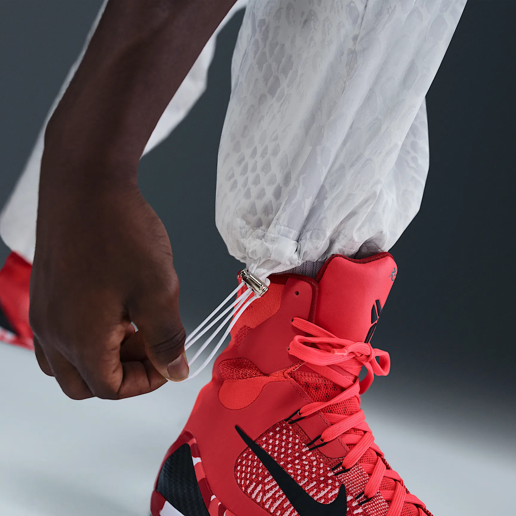 E6E6E6_Nike-Kobe-Woven-Trousers_WHITE_IB2706-100_img4