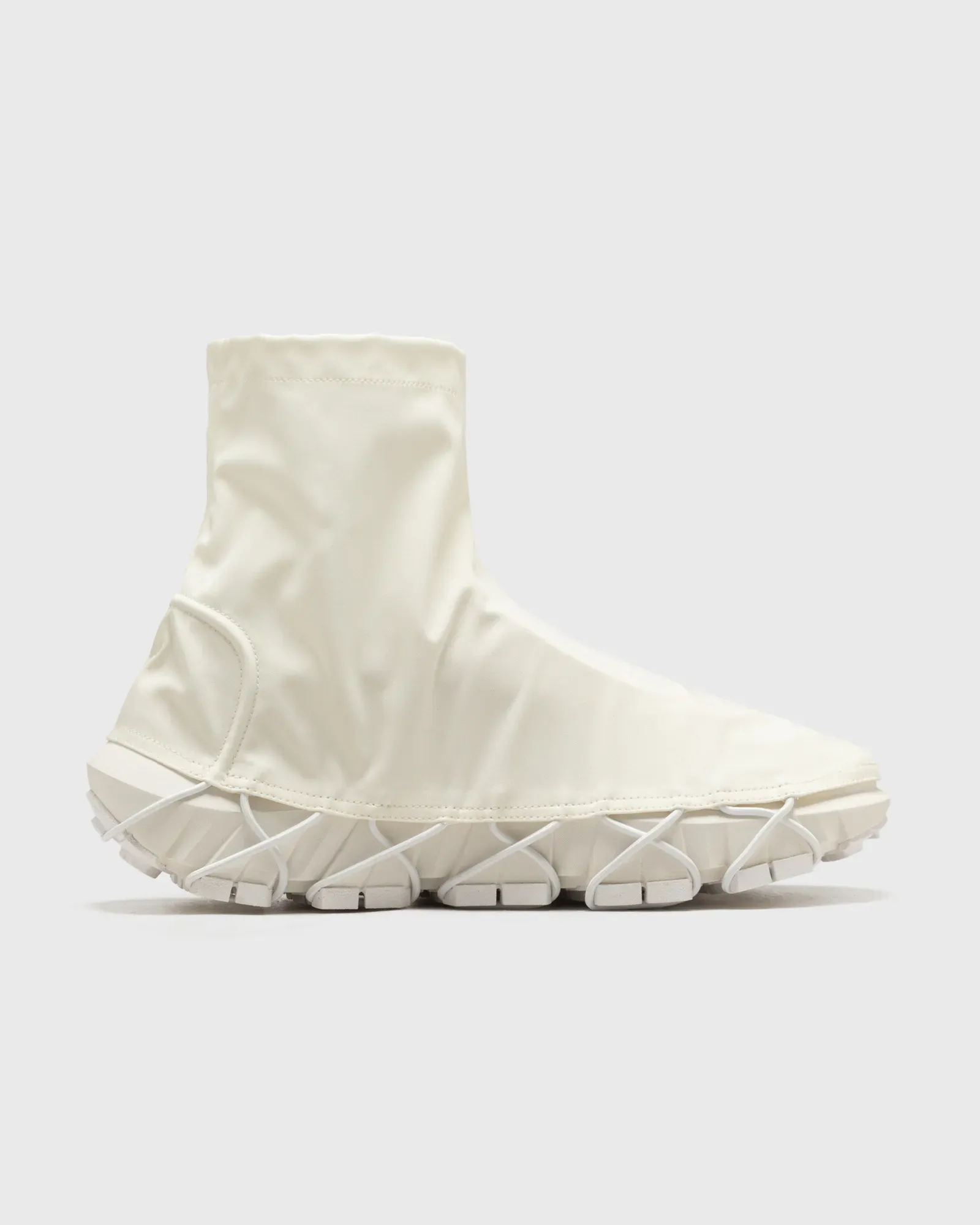 E1DFD2_Lacoste-Gaitor-Runway_OFF-WHITE_50SMA0240-18C_img2