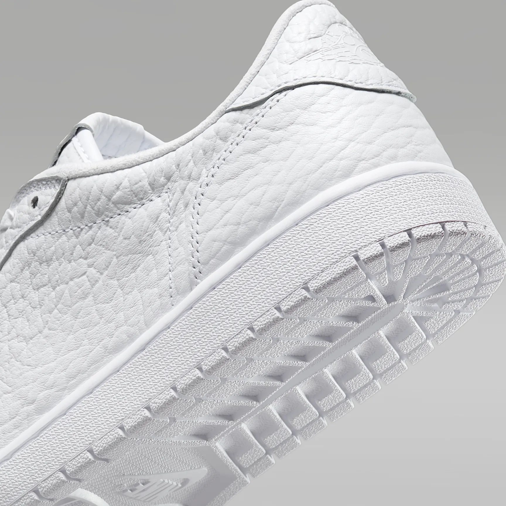 E5E5E5_Air-Jordan-1-Retro-Low-NS_TRIPLE-WHITE_872782-100_img7