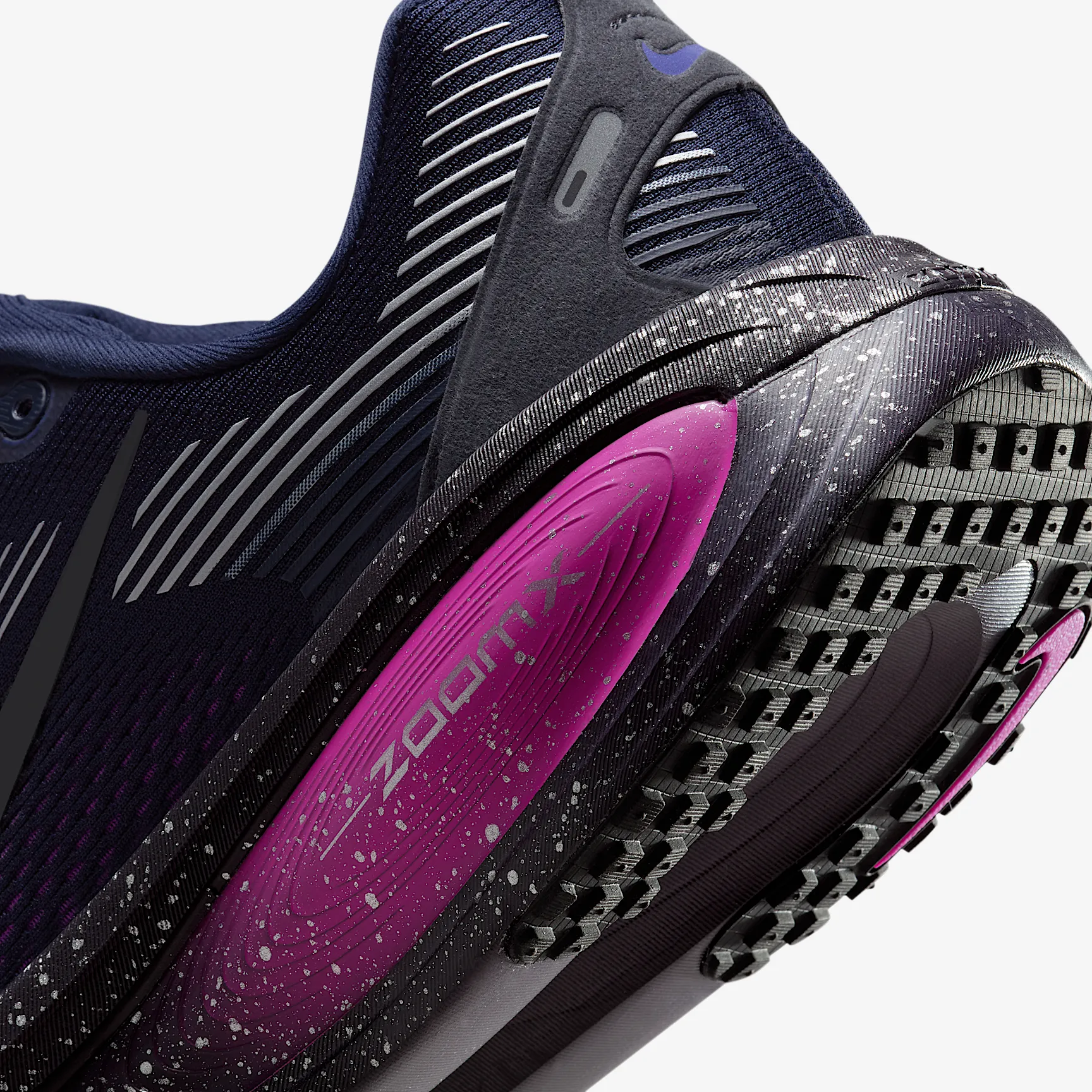 D165AC_Nike-Vomero-18-SE_OBSIDIAN-HYPER-VIOLET_HQ7986-400_img7