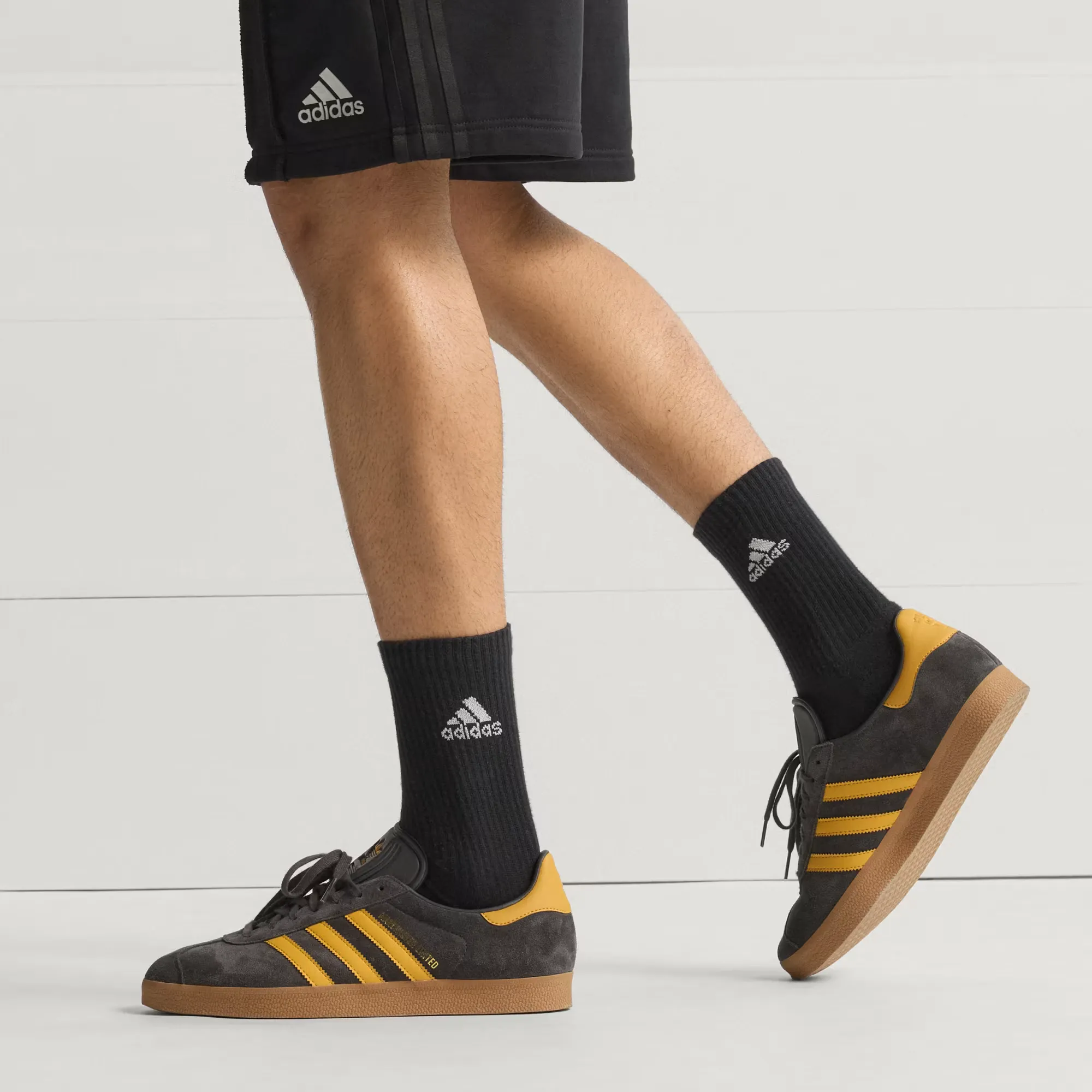 000000_Manchester-United-x-adidas-Gazelle_BROWN-TAN_JR1410_img1