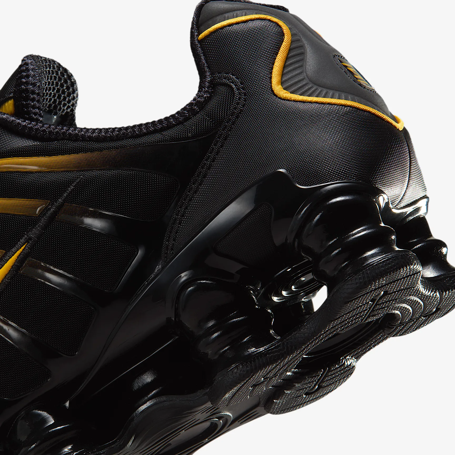000000_Nike-Shox-TL_BLACK-UNIVERSITY-GOLD_AV3595-013_img7