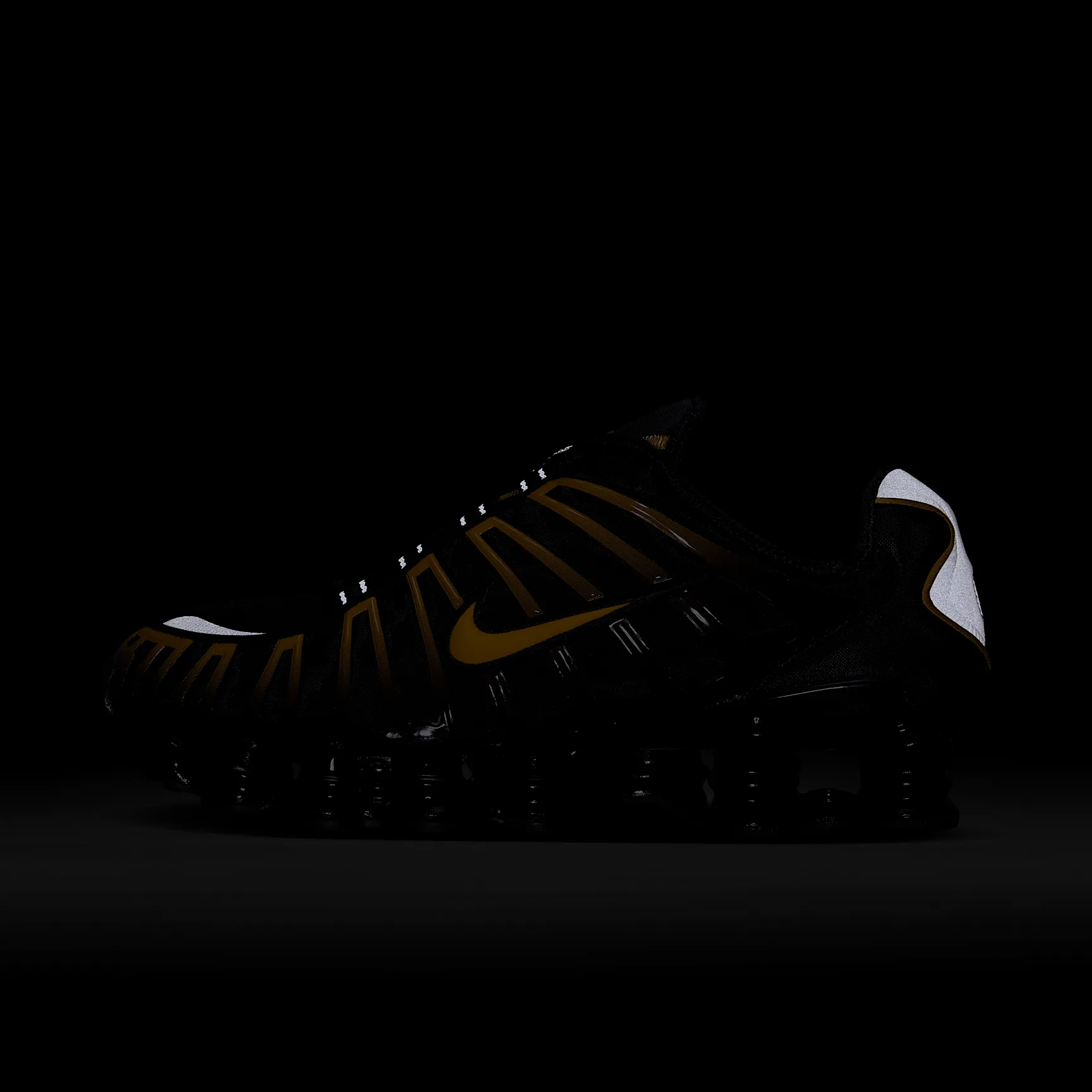 000000_Nike-Shox-TL_BLACK-UNIVERSITY-GOLD_AV3595-013_img8