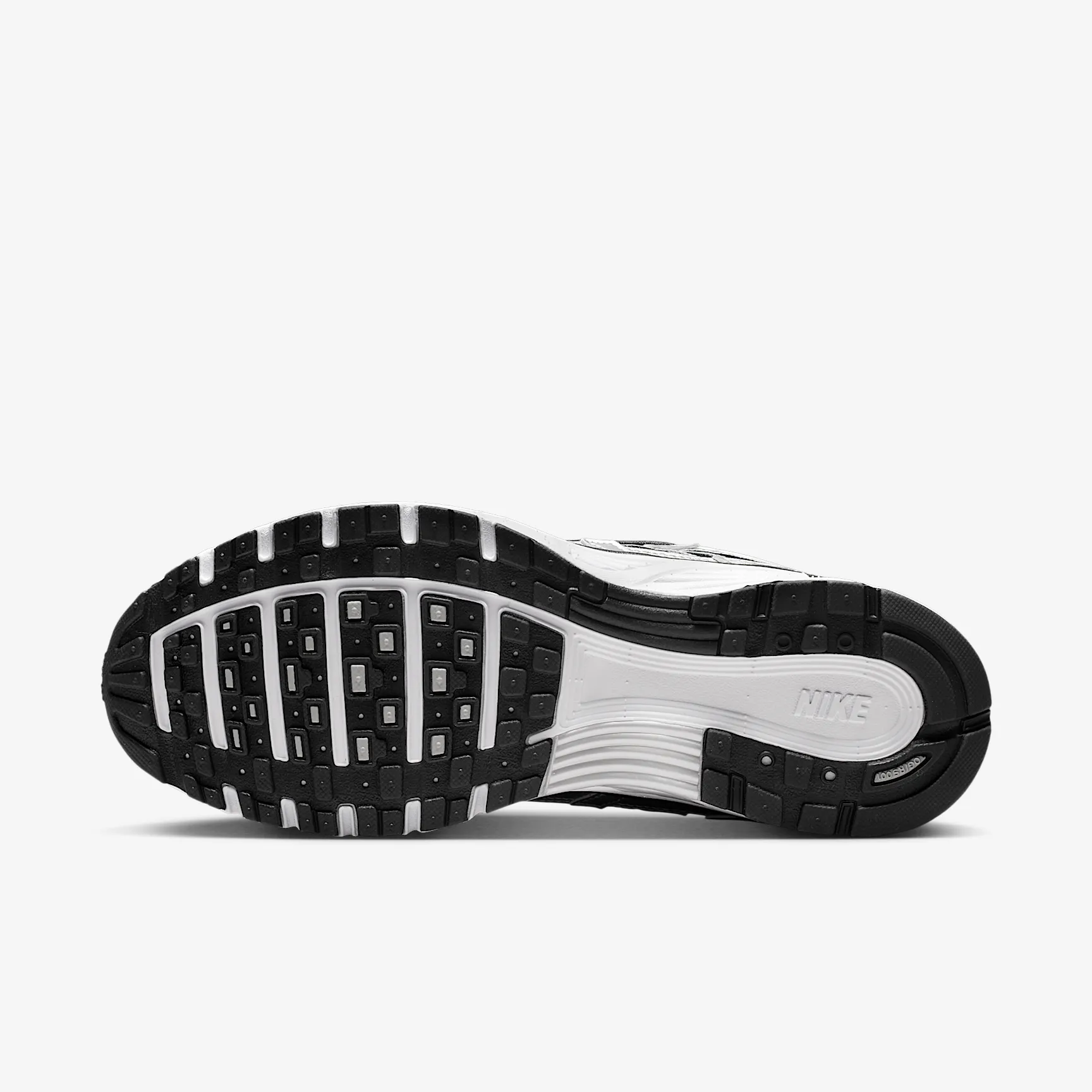 4D4C4C_Nike-P-6000-WMNS_BLACK-METALLIC-SILVER_BV1021-013_img1