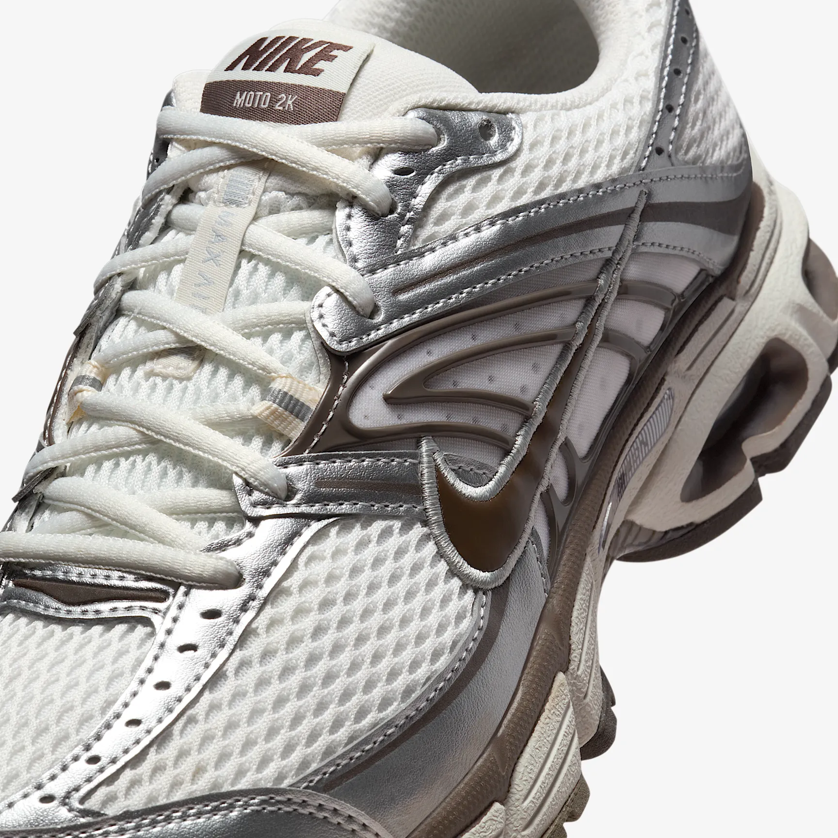 59514D_Nike-Air-Max-Moto-2K-WMNS_SILVER-BAROQUE-BROWN_IO1915-030_img6