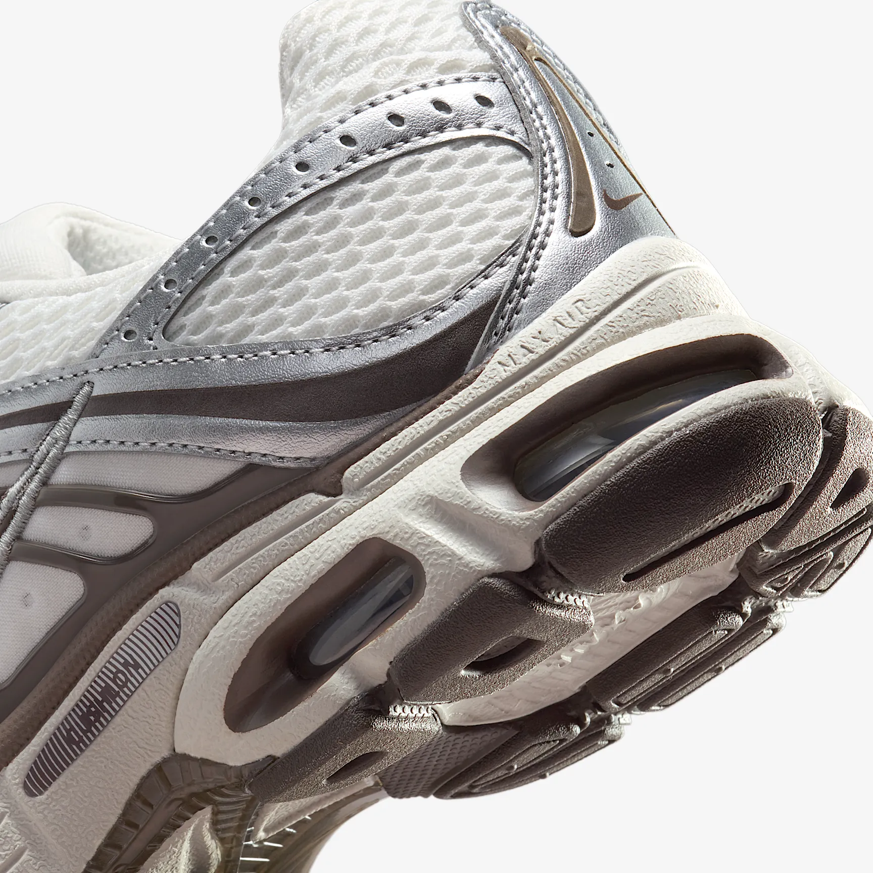 59514D_Nike-Air-Max-Moto-2K-WMNS_SILVER-BAROQUE-BROWN_IO1915-030_img7