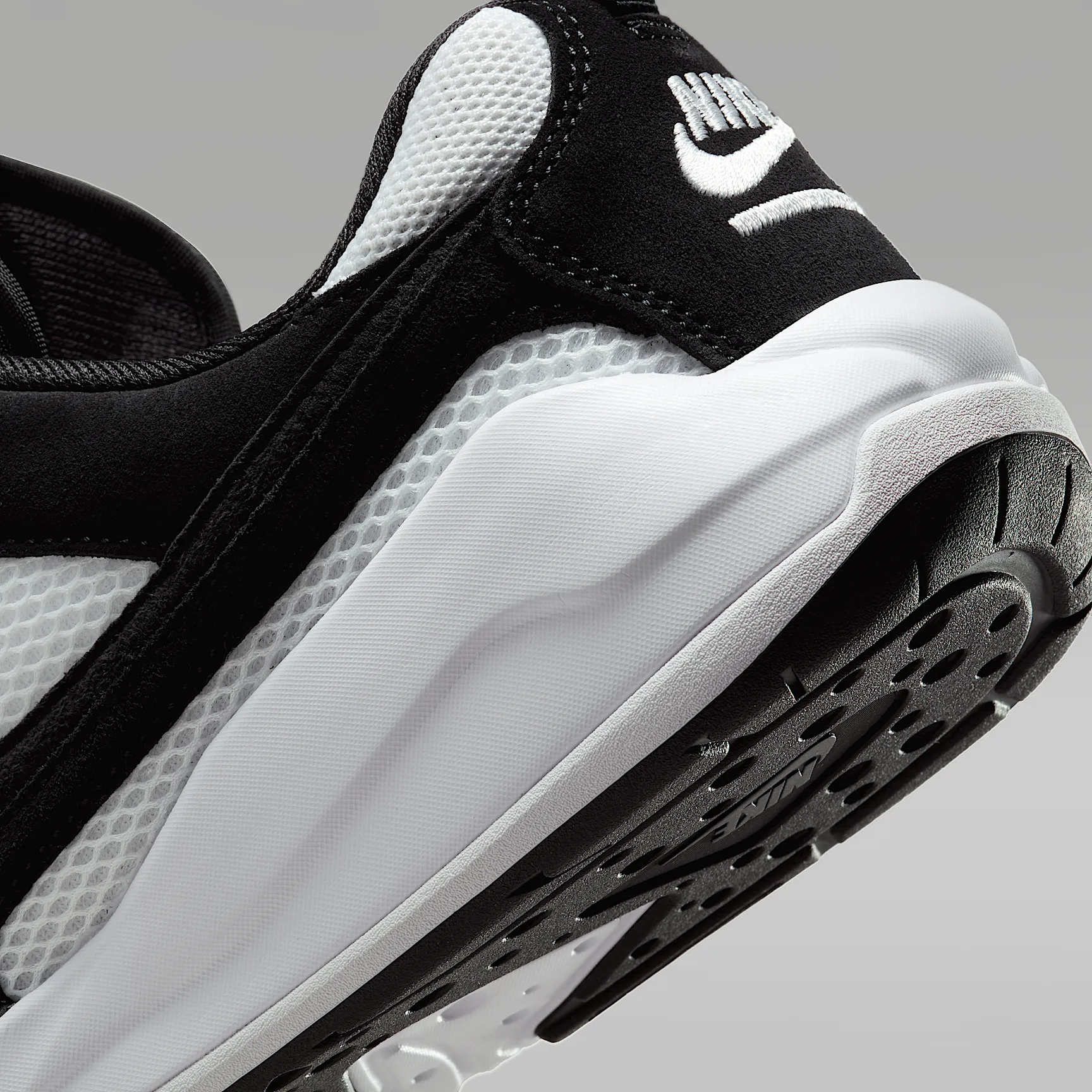 000000_Jordan-CMFT-Era_BLACK-WHITE_HJ6777-001_img7