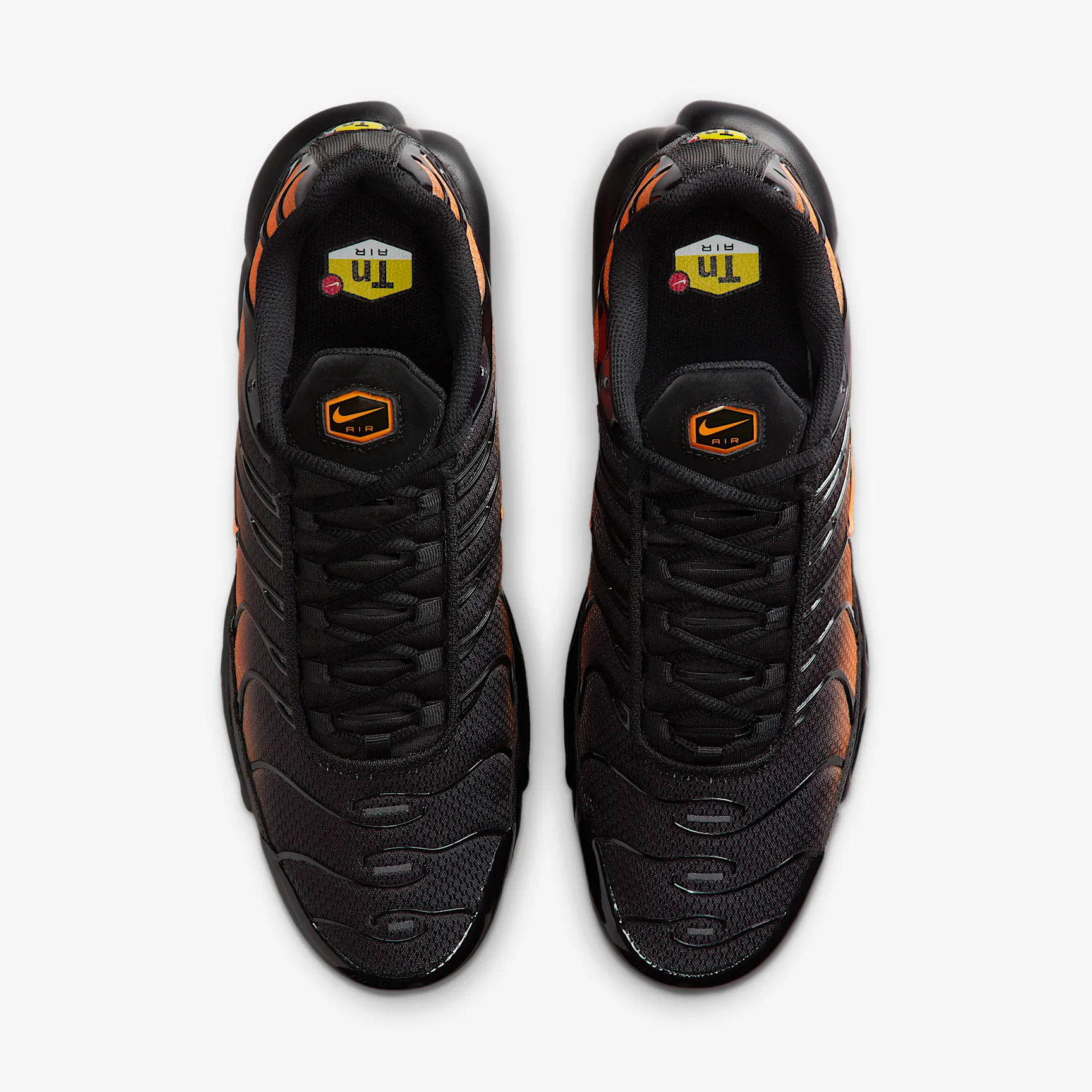 DC8453_Nike-Air-Max-Plus_BLACK-TOTAL-ORANGE_DM0032-025_img3