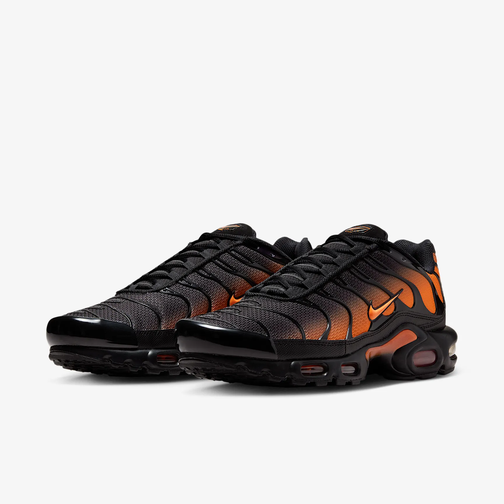 DC8453_Nike-Air-Max-Plus_BLACK-TOTAL-ORANGE_DM0032-025_img4