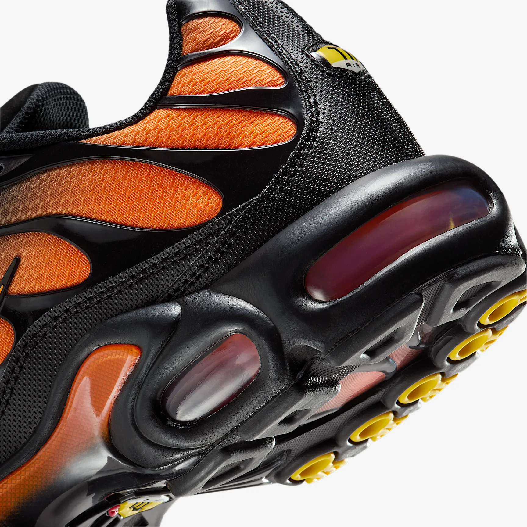 DC8453_Nike-Air-Max-Plus_BLACK-TOTAL-ORANGE_DM0032-025_img7